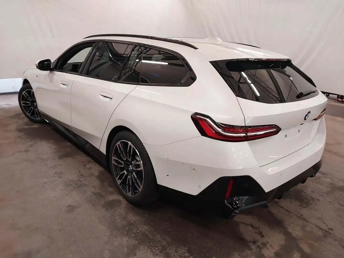BMW 520 d Touring M Sport AHK ACC HUD 360° H/K PANO Weiß - 2