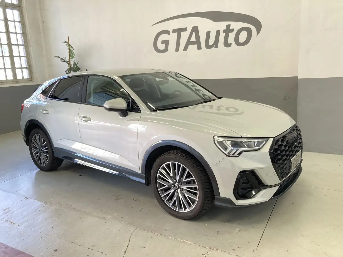 Audi Q3 35 TFSI S tronic S line edition Grijs - 1