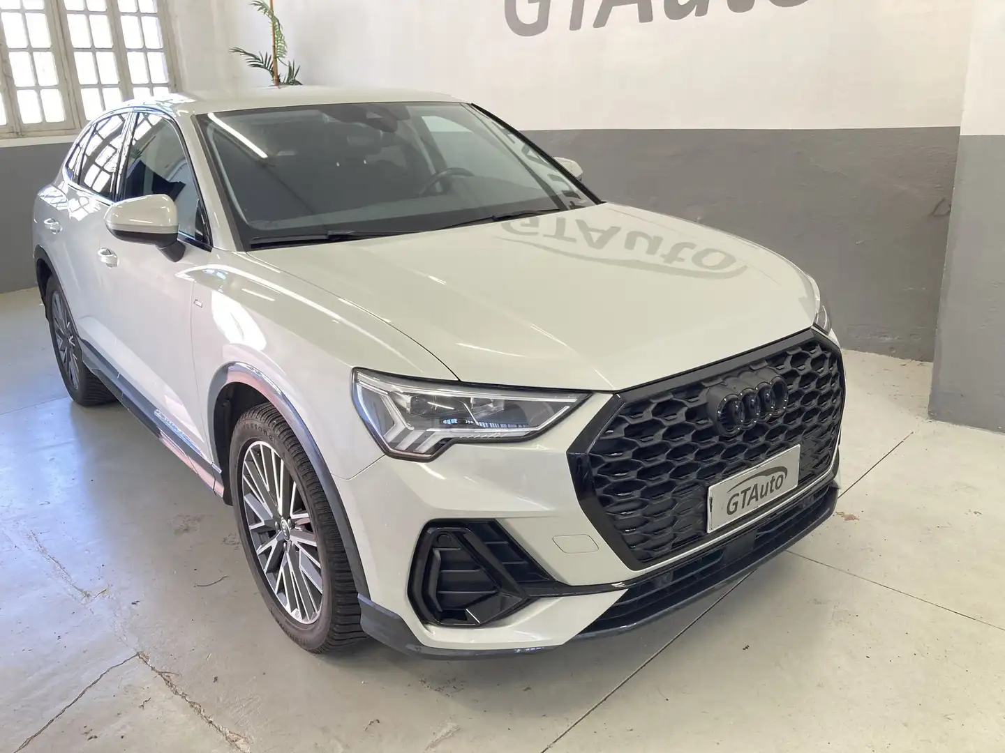 Audi Q3 35 TFSI S tronic S line edition Grijs - 2
