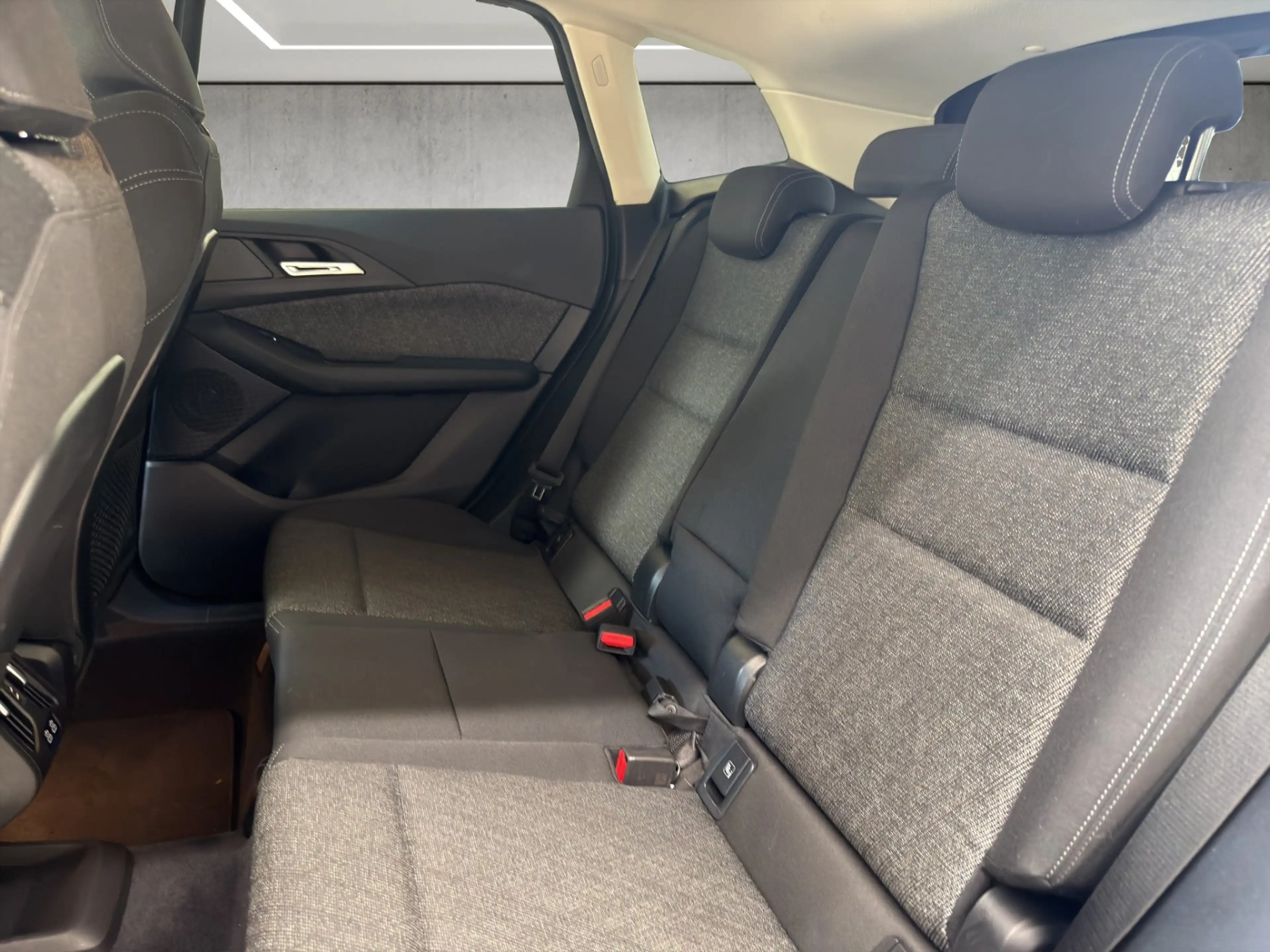 BMW 223 d xDrive — photo 11