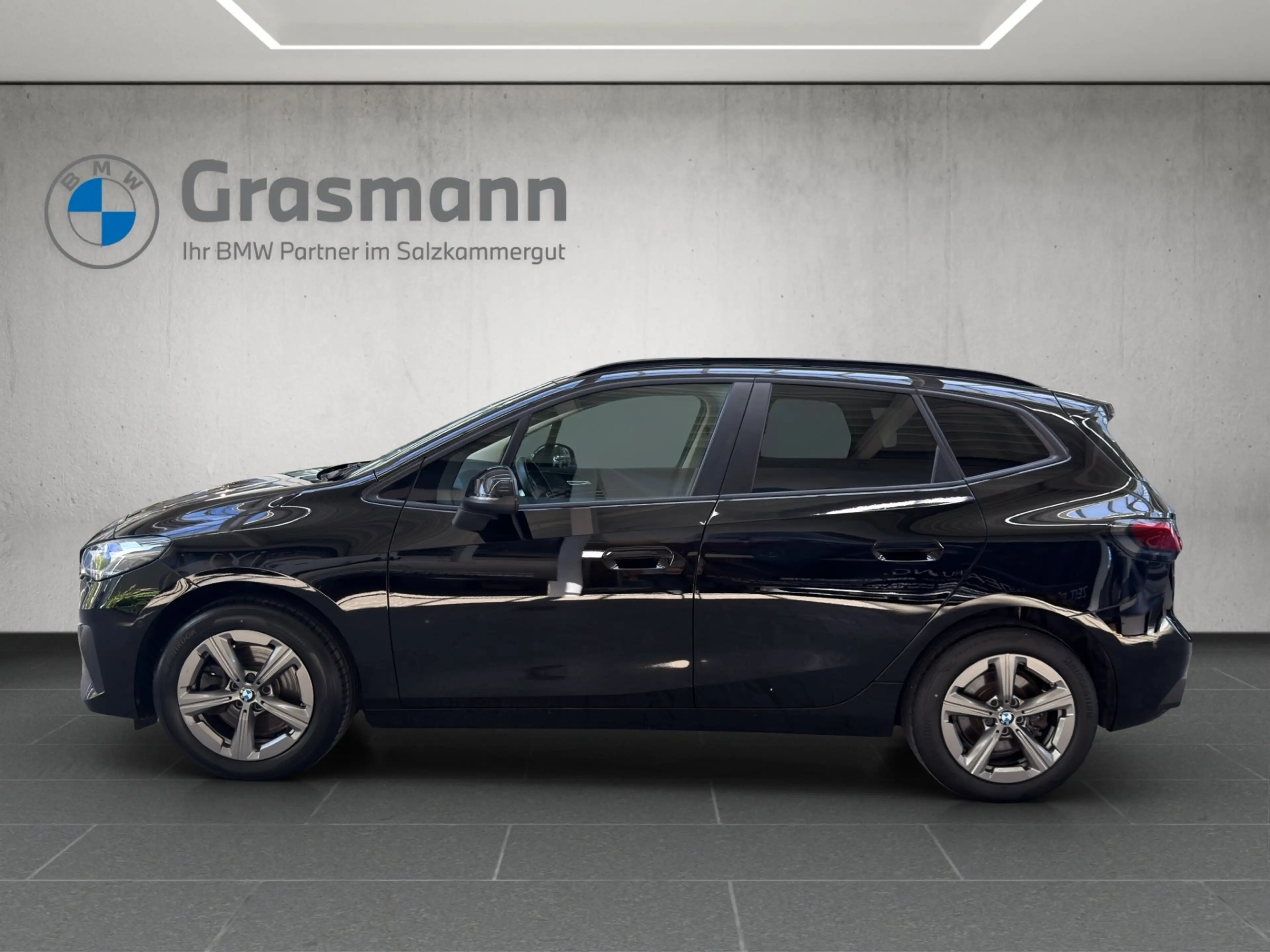 BMW 223 d xDrive — photo 2