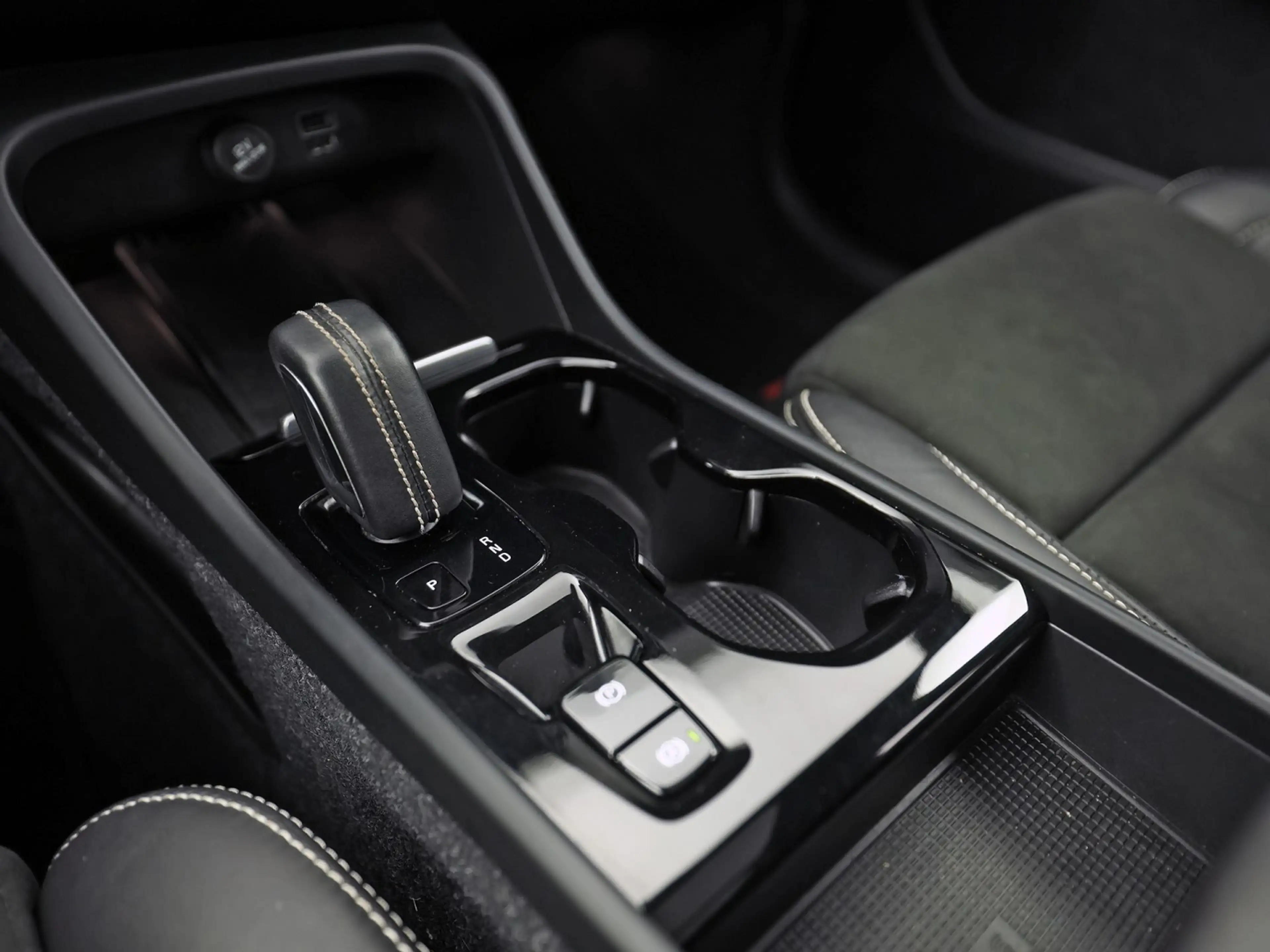 Volvo XC40 1.5 T5 Twin Engine R-Design 252Pk Automaat (PANORA — photo 11