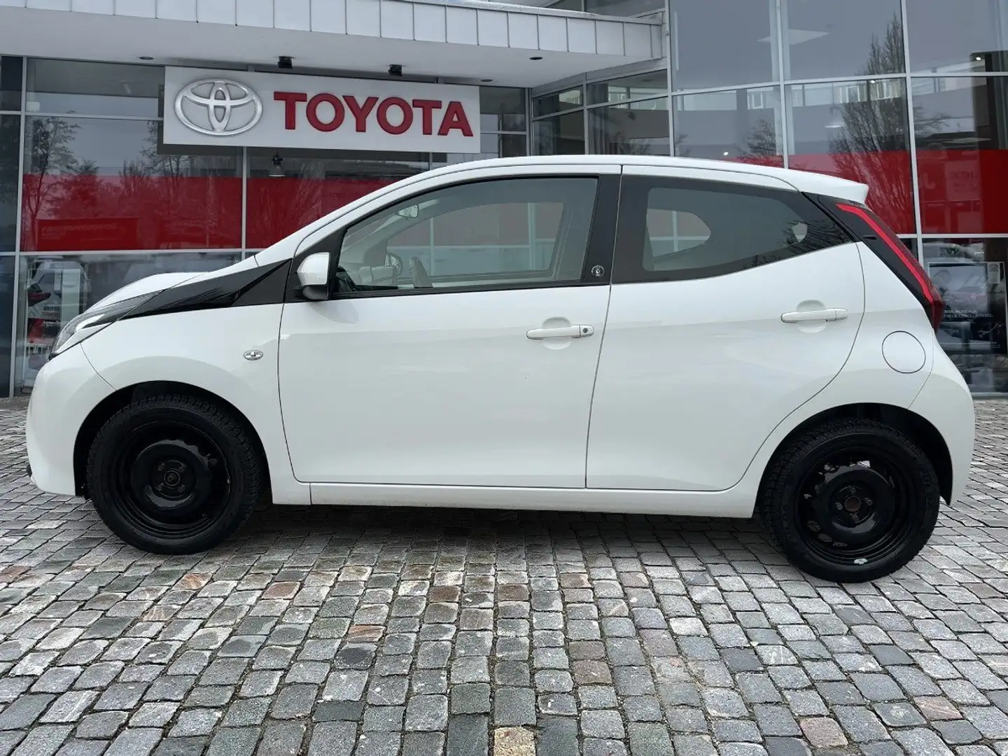 Toyota Aygo 1.0 x-play TeamD Top gebrauchter Kleinwagen Weiß - 2