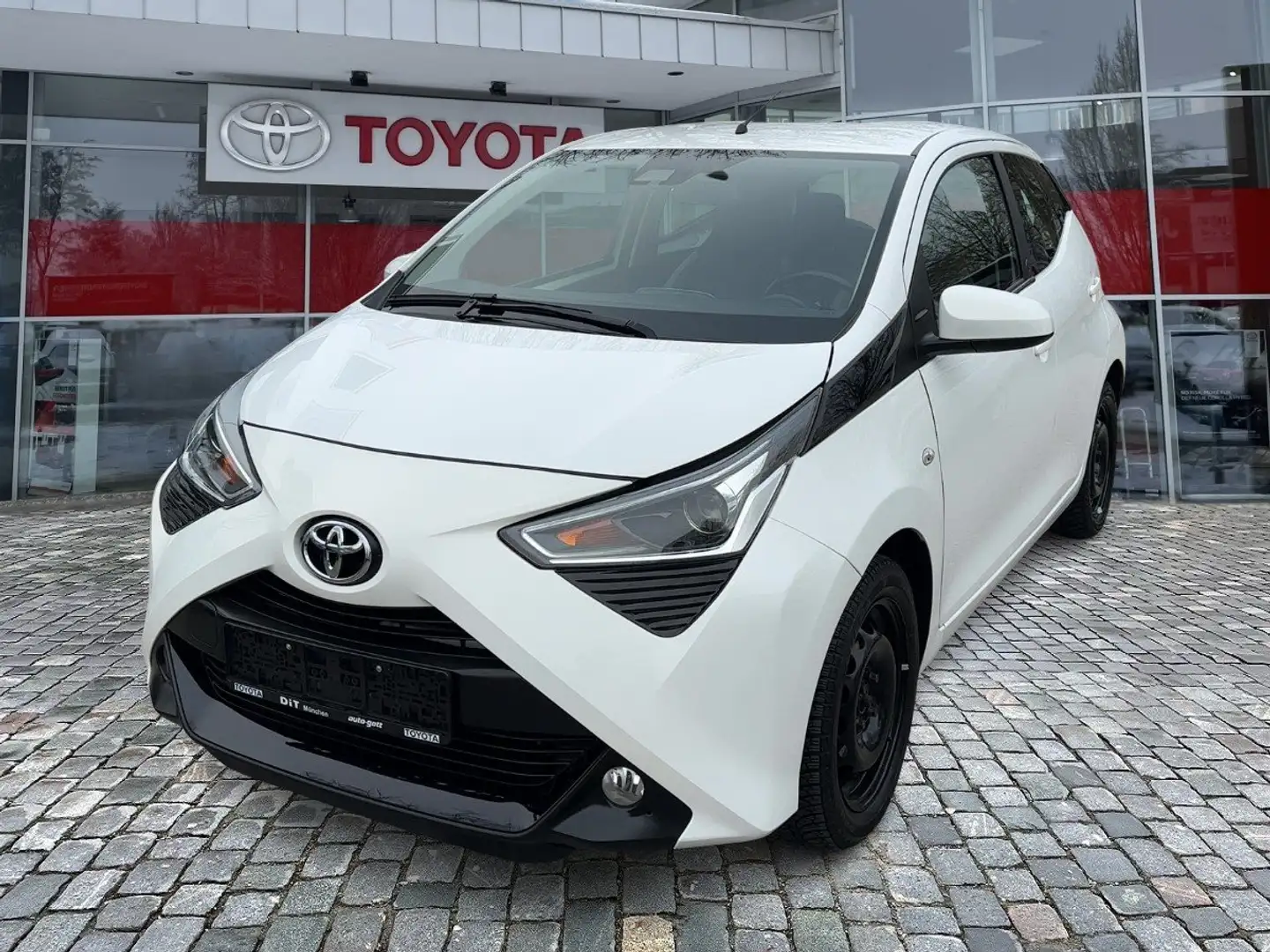 Toyota Aygo 1.0 x-play TeamD Top gebrauchter Kleinwagen Weiß - 1