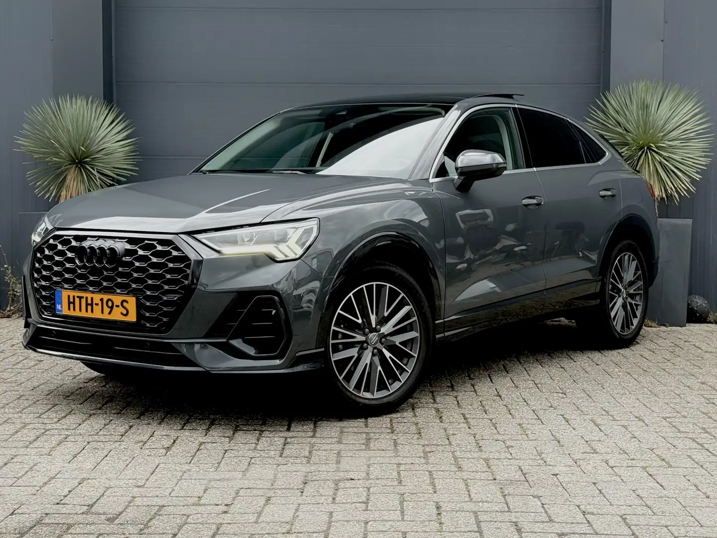 Audi Q3 Sportback 35 TFSI S-Line Pano/Automaat/Virtual/Cam Grijs - 2