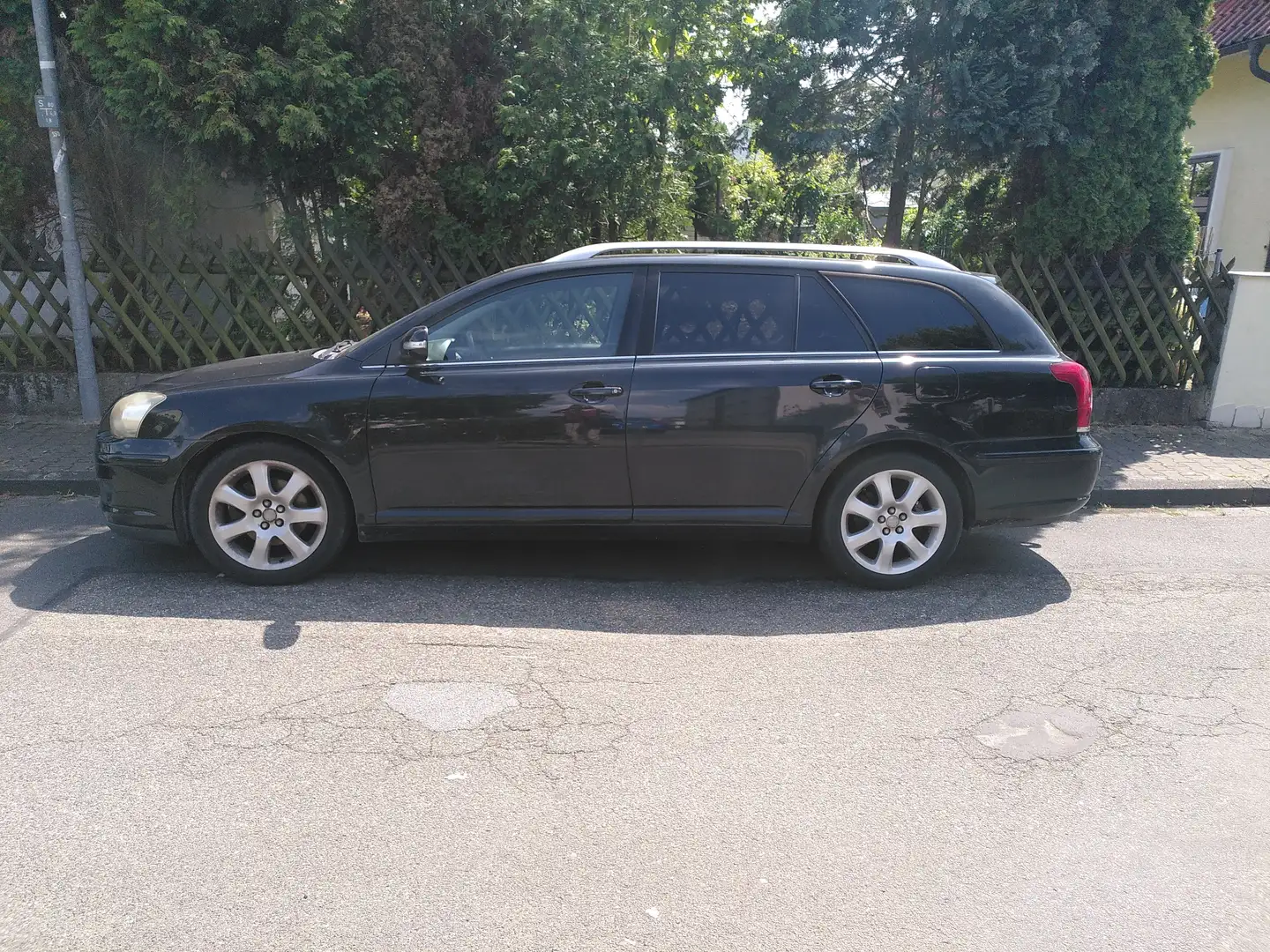 Toyota Avensis Für Bastler: Avensis 2.0 VVT-i Combi Executive Černá - 1