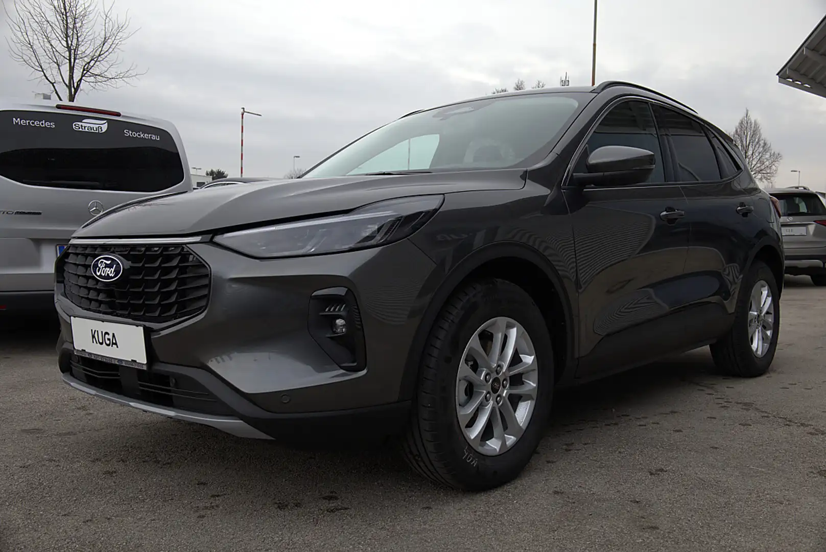 Ford Kuga 1,5 EcoBoost Titanium Grau - 2