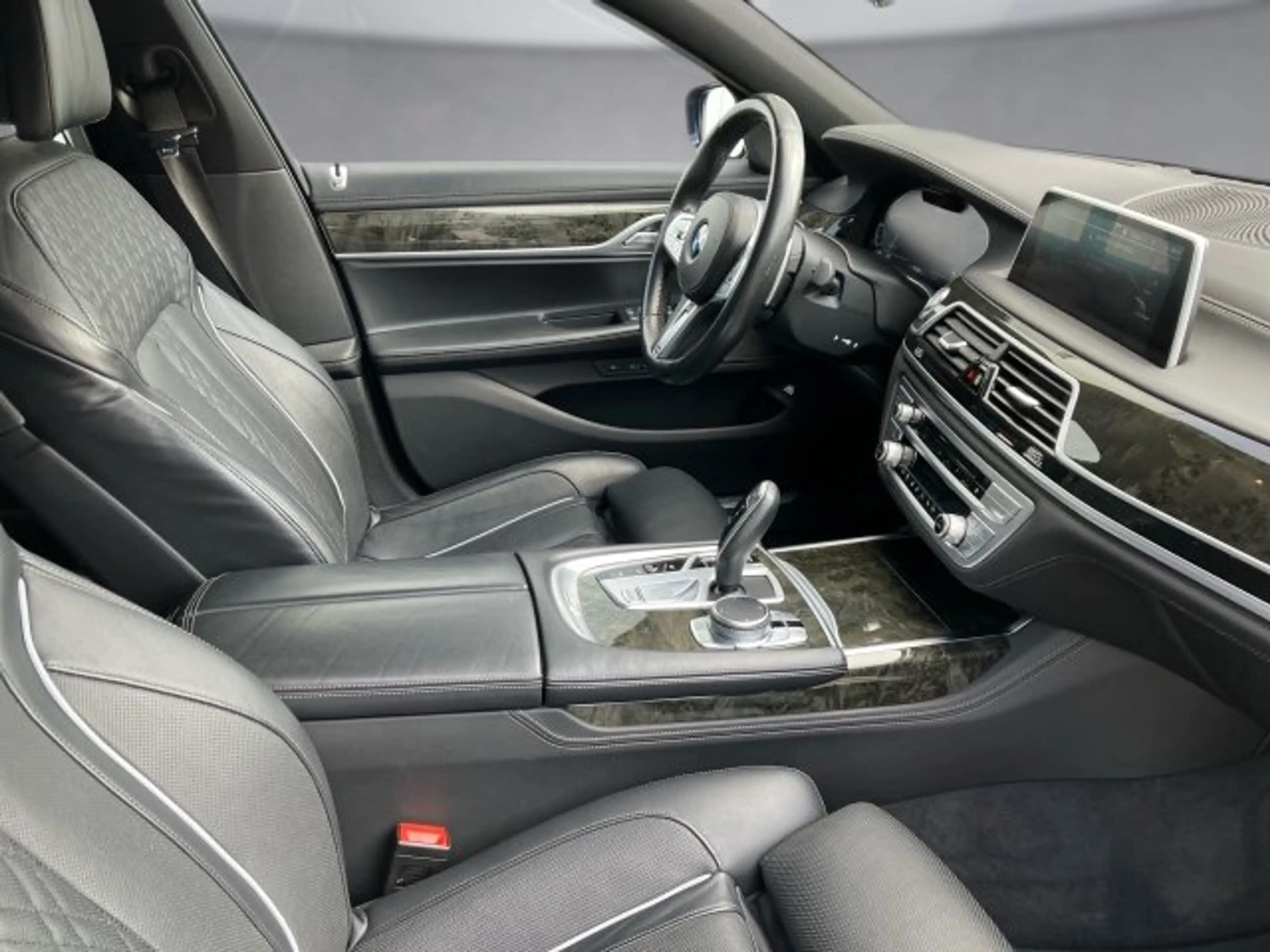 BMW 745 Le xDrive G12 — photo 11
