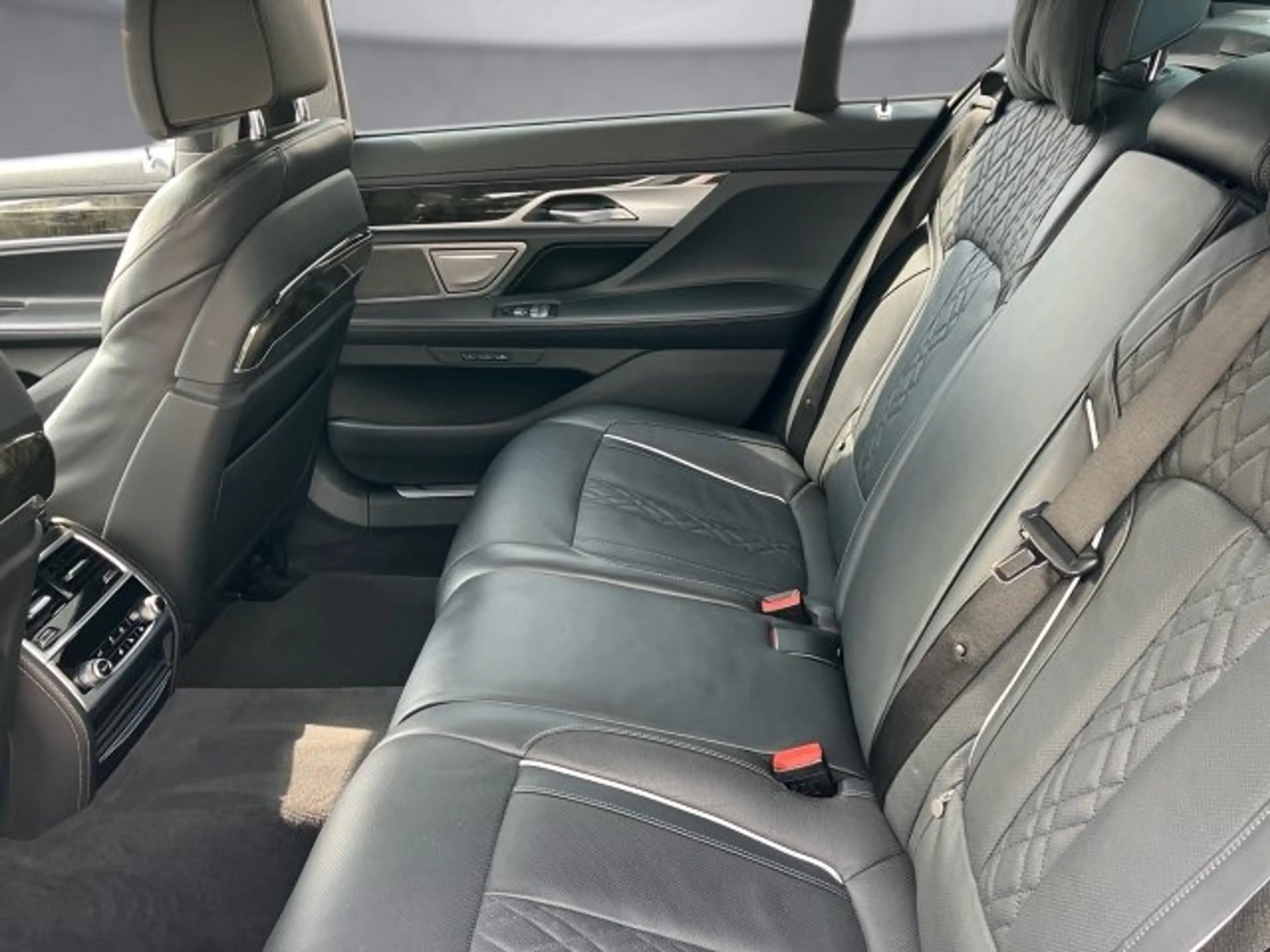 BMW 745 Le xDrive G12 — photo 12