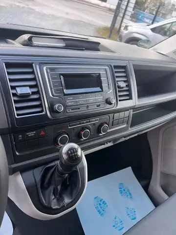 Volkswagen Transporter view 11
