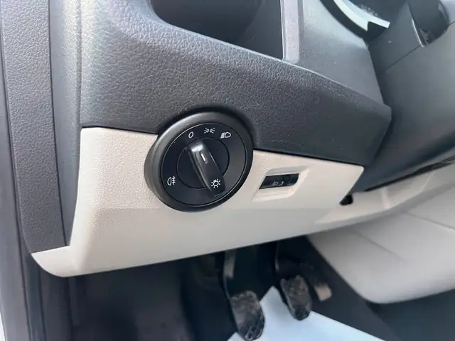 Volkswagen Transporter view 15