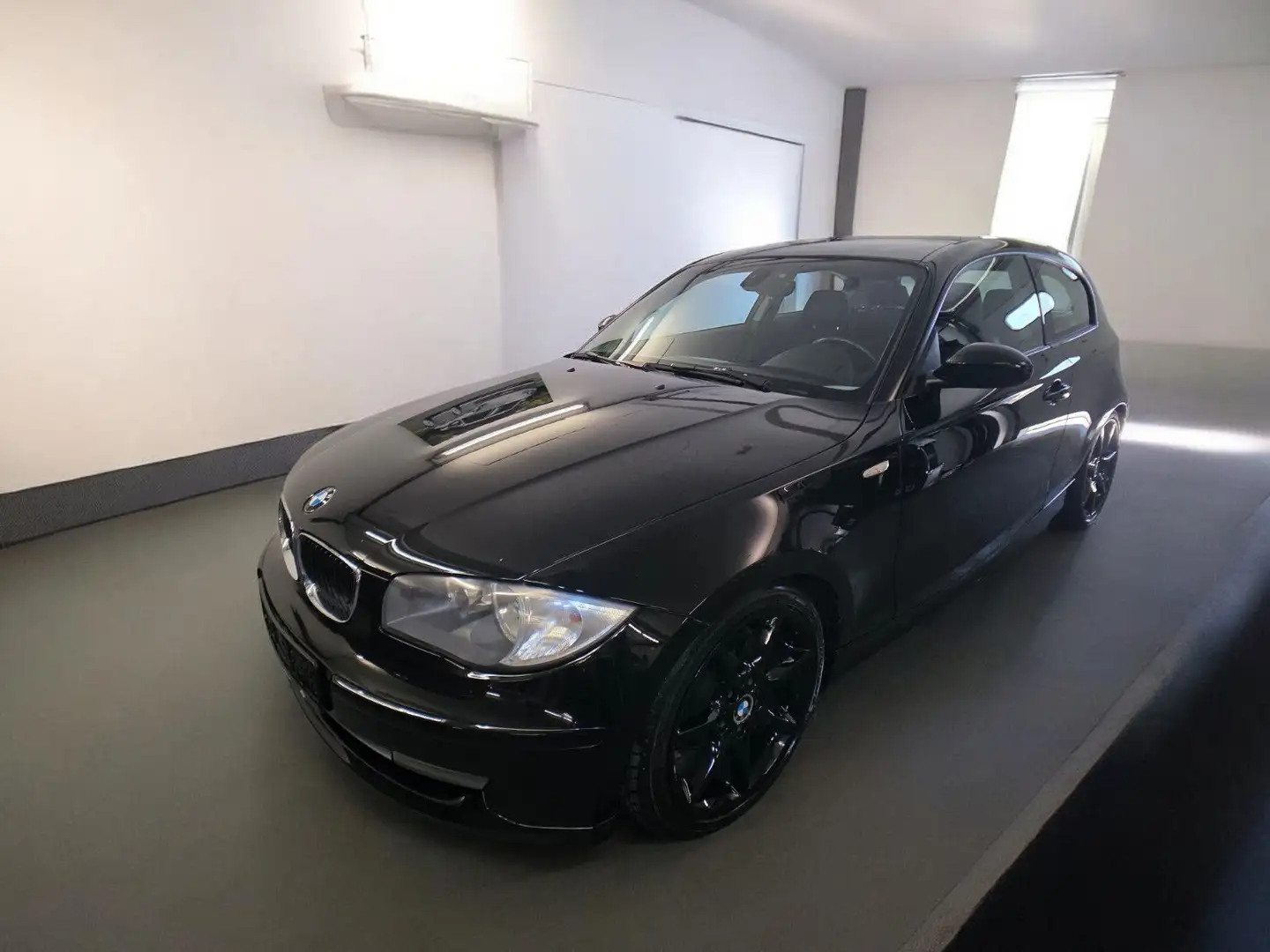 BMW 118 i Lim. Adanvantge Paket PDC Alu 3-türig Noir - 1