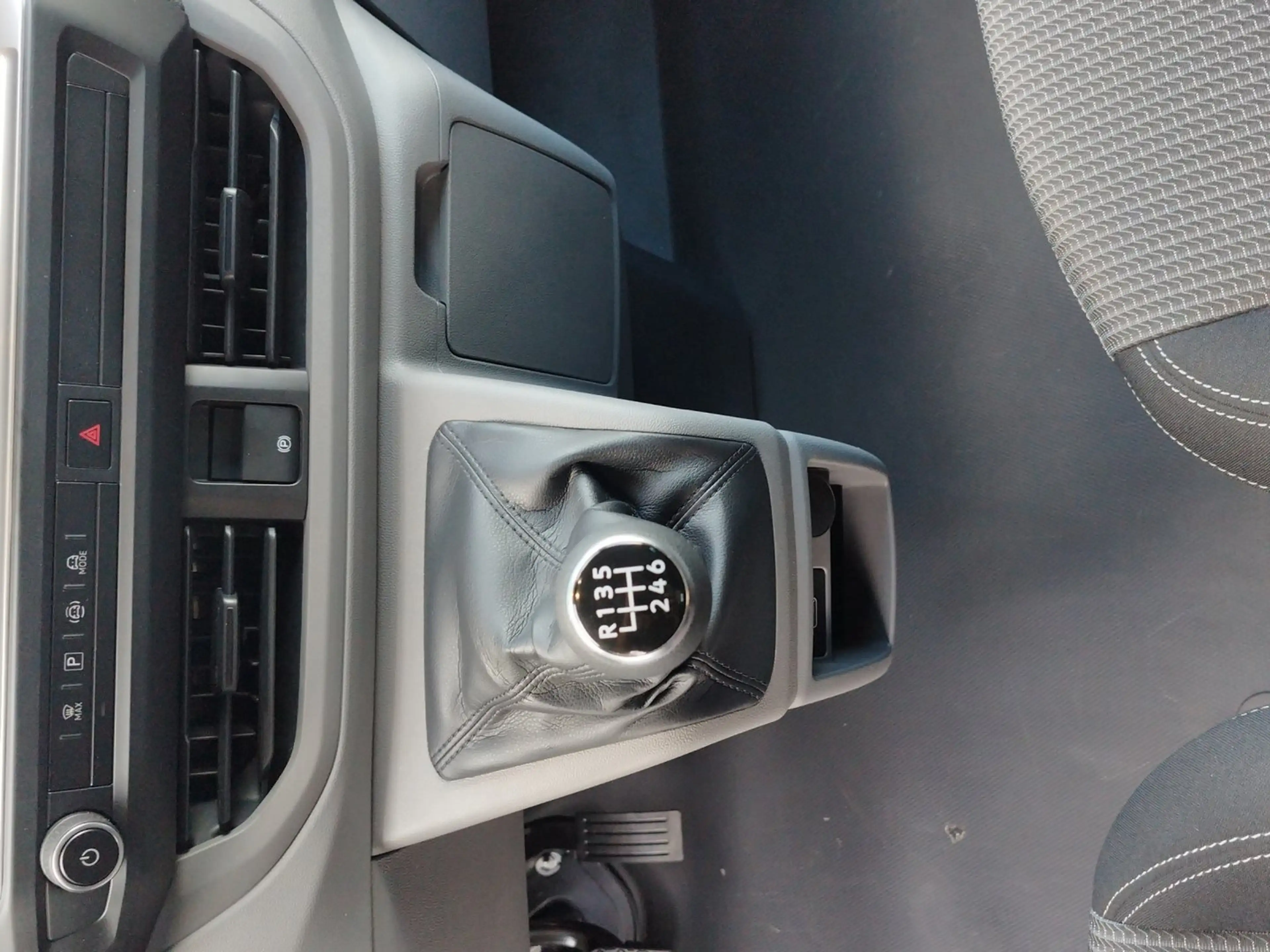 Volkswagen Transporter Kombi TDI — photo 13