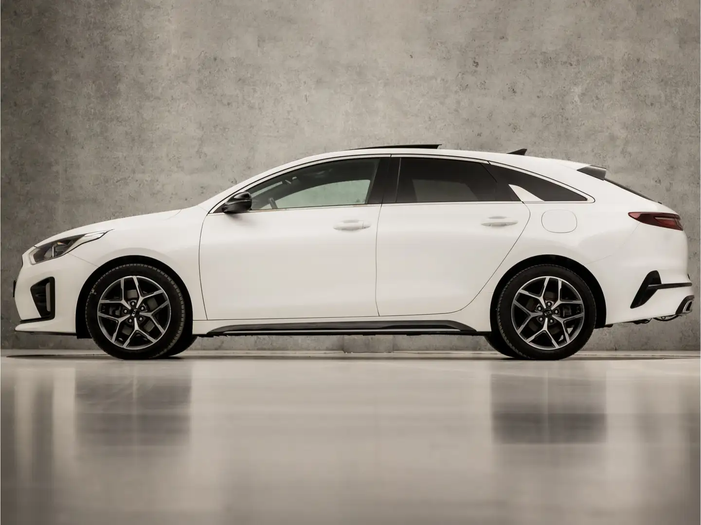 Kia ProCeed / pro_cee'd 1.5 T-GDi MHEV GT-Line Sport 160Pk Automaat (SCHUI Wit - 2