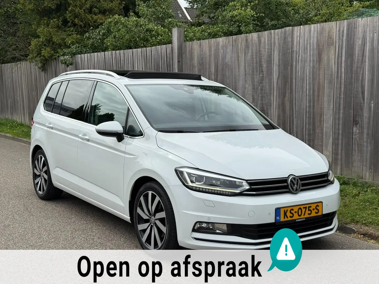 Volkswagen Touran 1.4 TSI Connected Series 7p Pano|LED|Trekhaak! Wit - 2