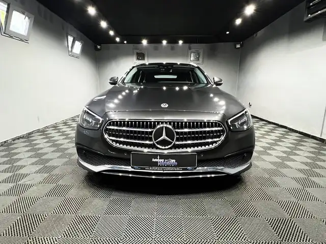 Mercedes-Benz E view 6