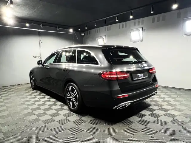 Mercedes-Benz E view 3