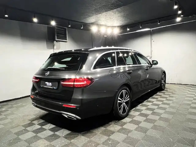 Mercedes-Benz E view 4