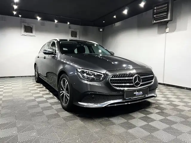 Mercedes-Benz E view 2
