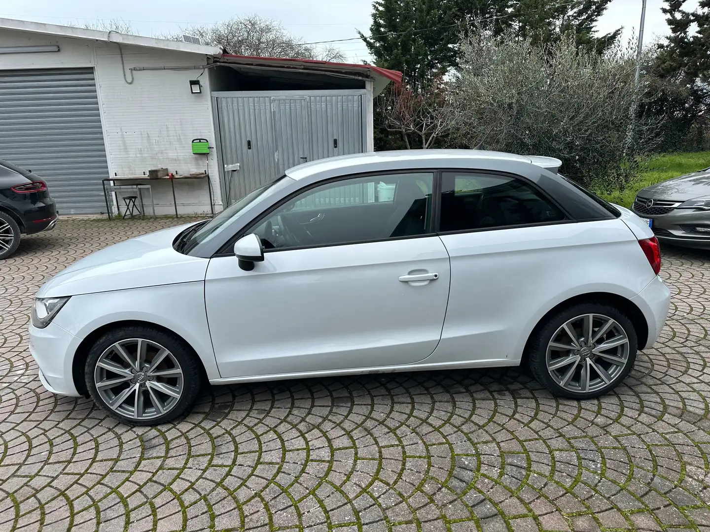 Audi A1 1.6 tdi Ambition c/clima 90cv IDONEA PER NEOPATENT Weiß - 2