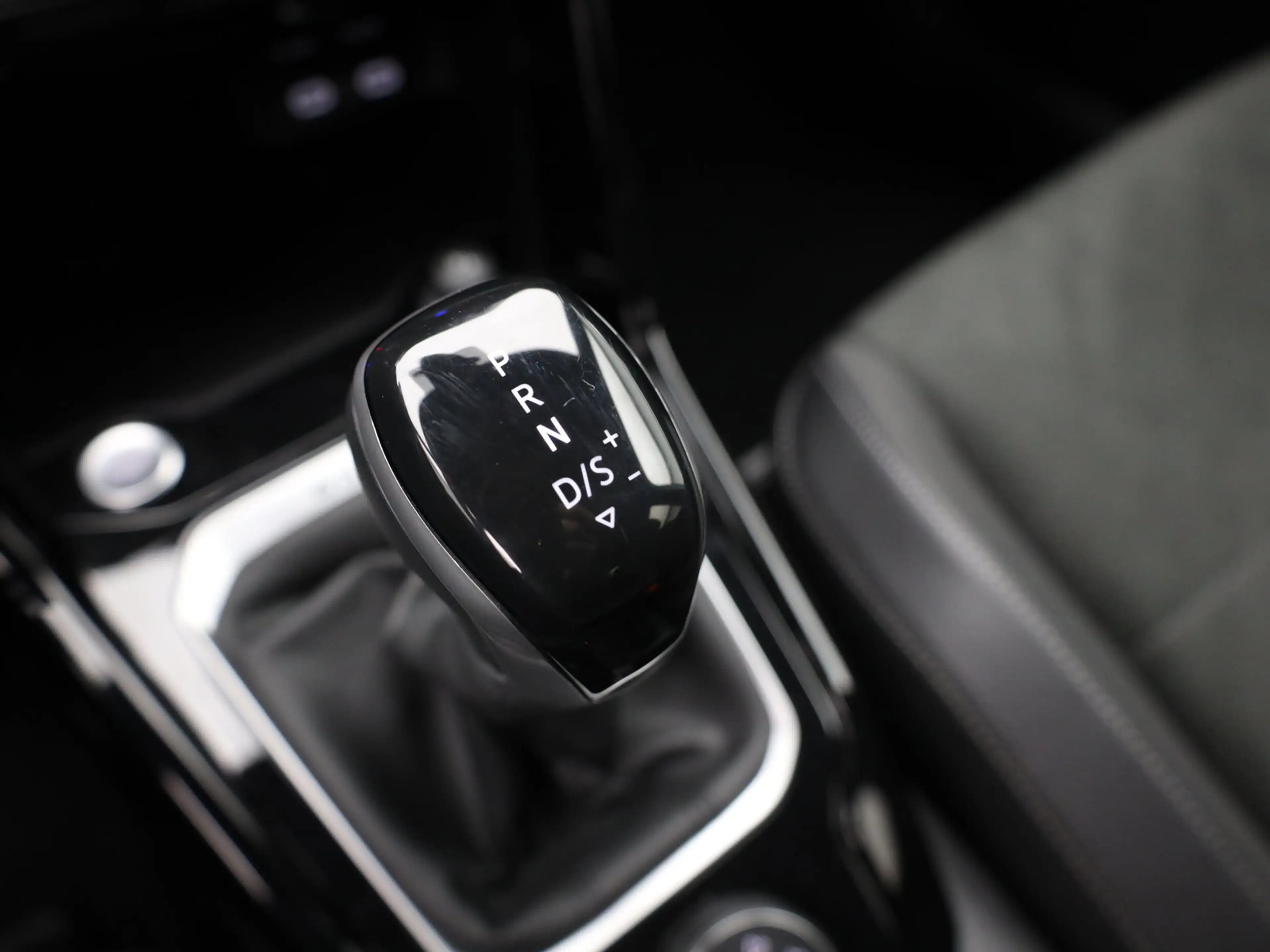 Volkswagen T-Roc R-LINE 2.0 TSI 190 PK 4MOTION DSG AUTOMAAT — photo 4