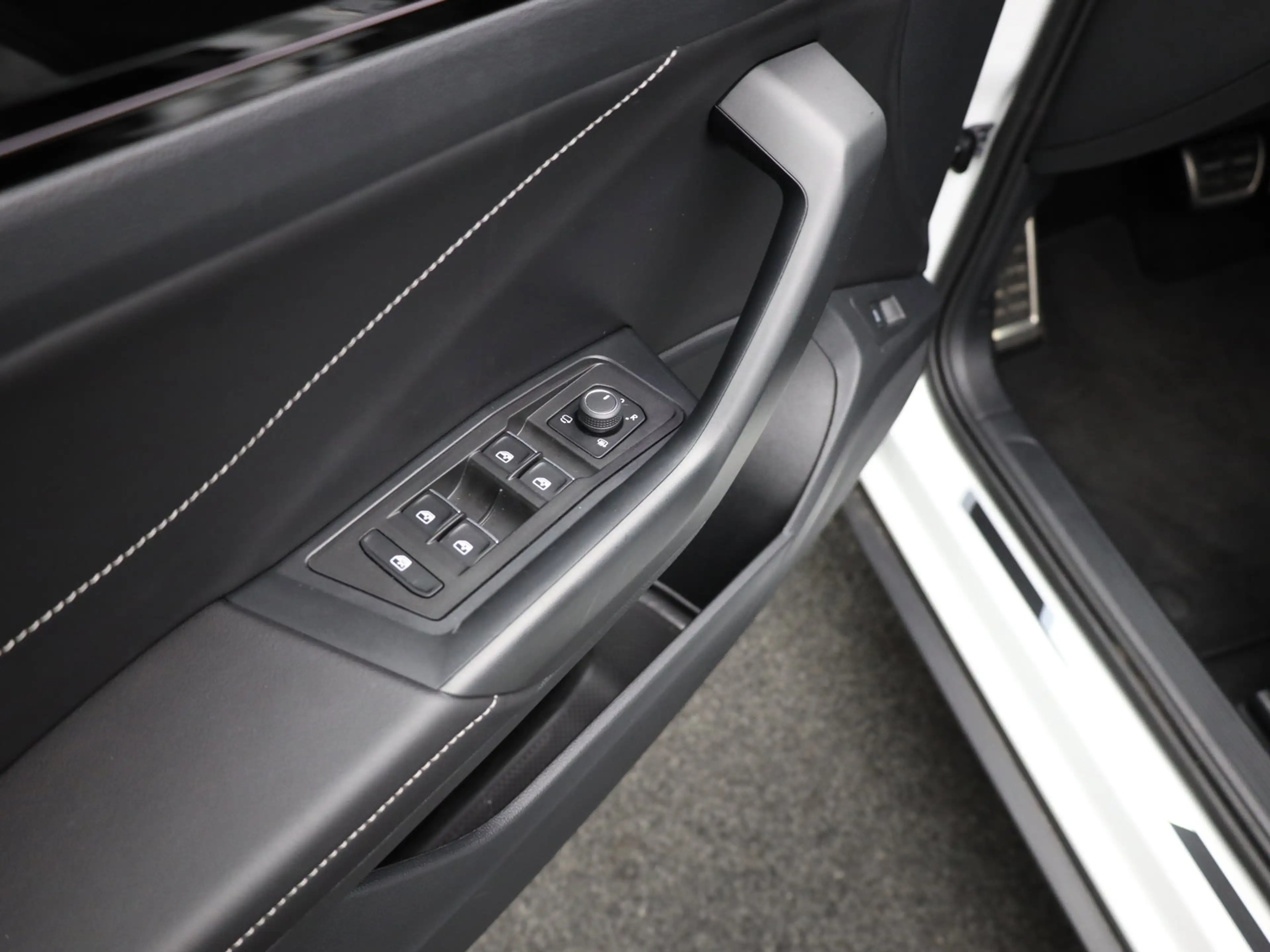 Volkswagen T-Roc R-LINE 2.0 TSI 190 PK 4MOTION DSG AUTOMAAT — photo 11