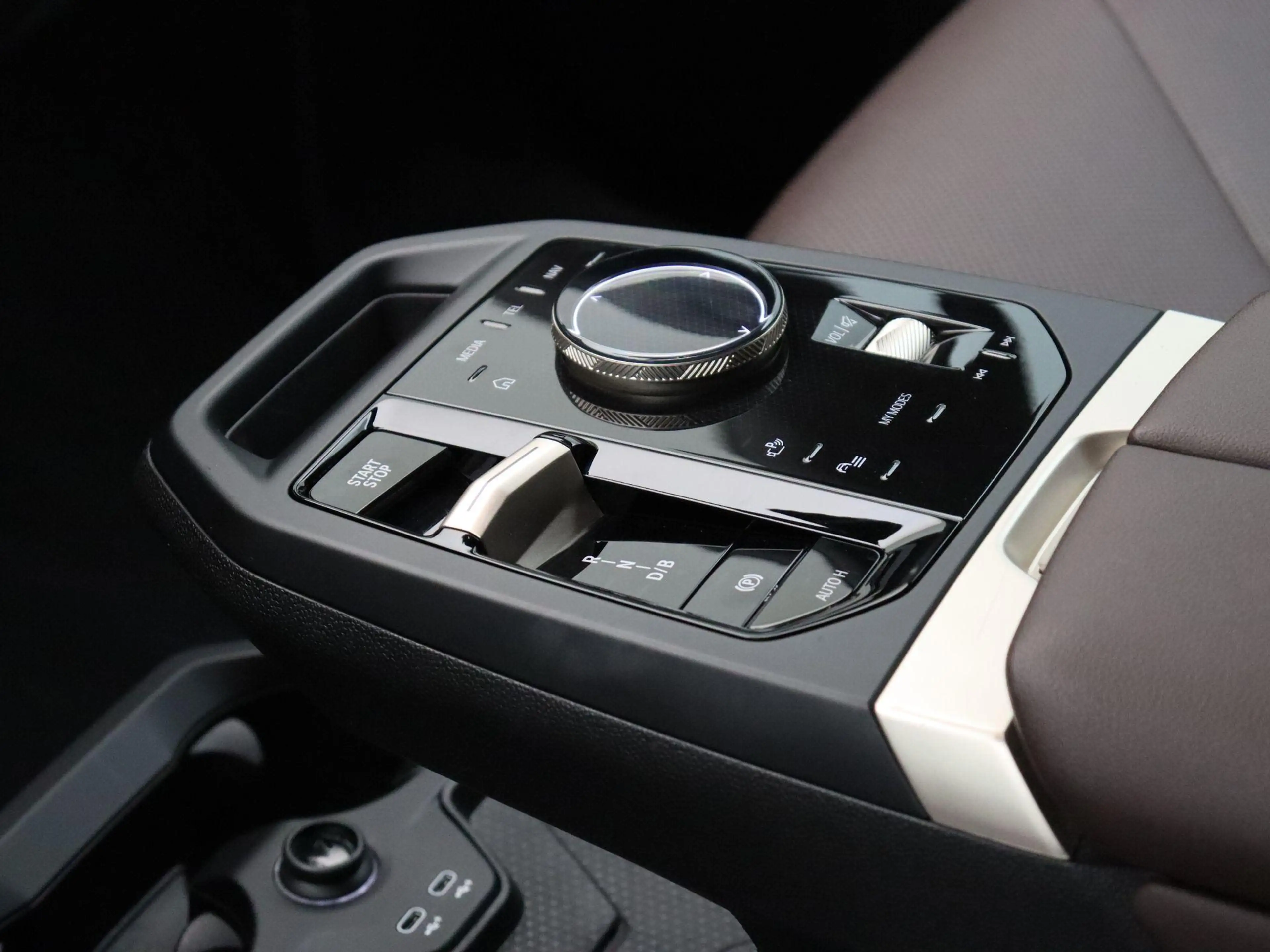 BMW iX xDrive40 Essence Pack | Comfort Access | Shadow Li — photo 13