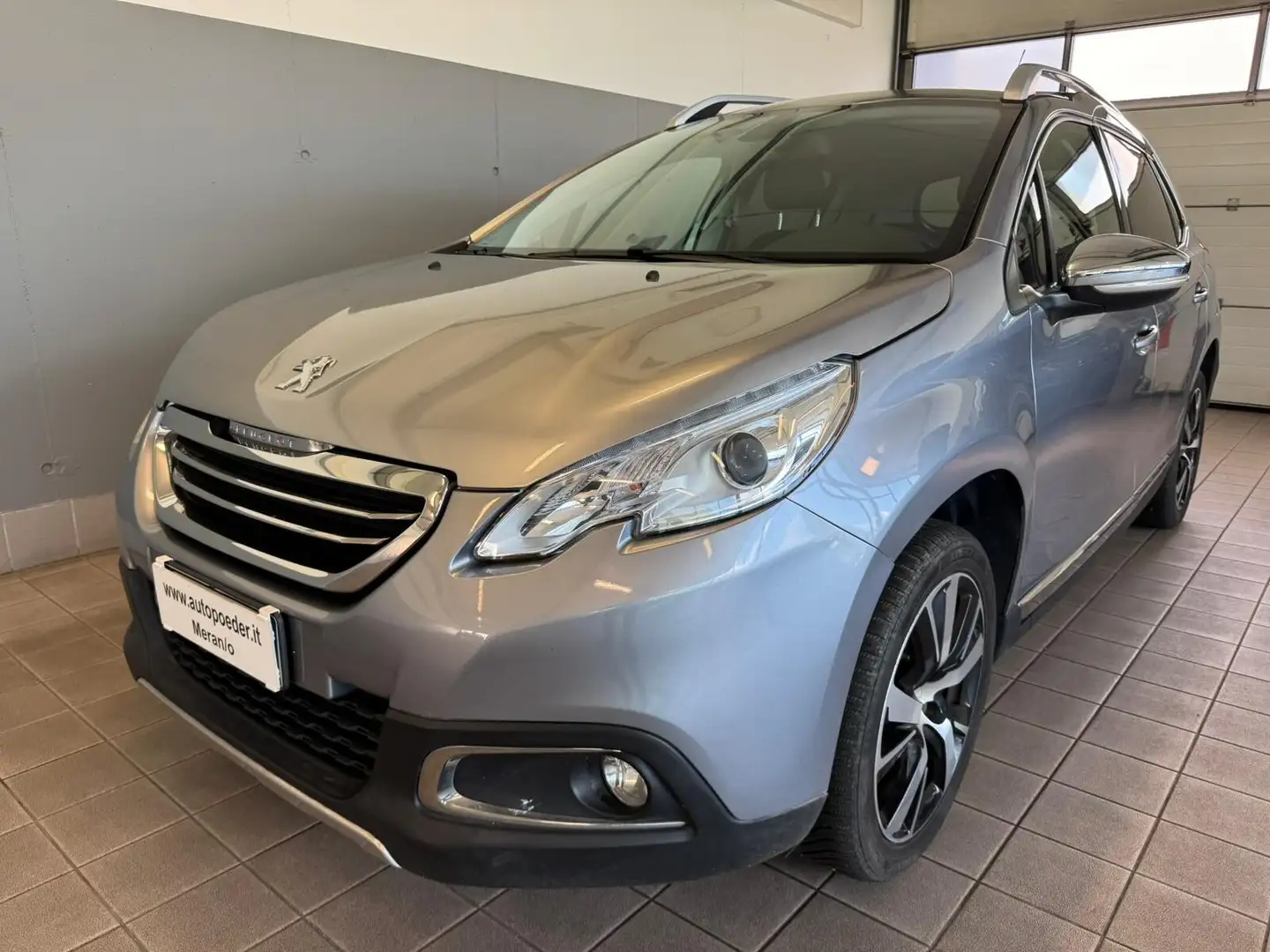 Peugeot 2008 BlueHDi 100 Allure Grau - 1