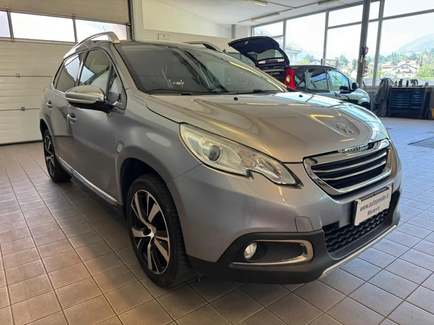 Peugeot 2008 BlueHDi 100 Allure Grau - 2