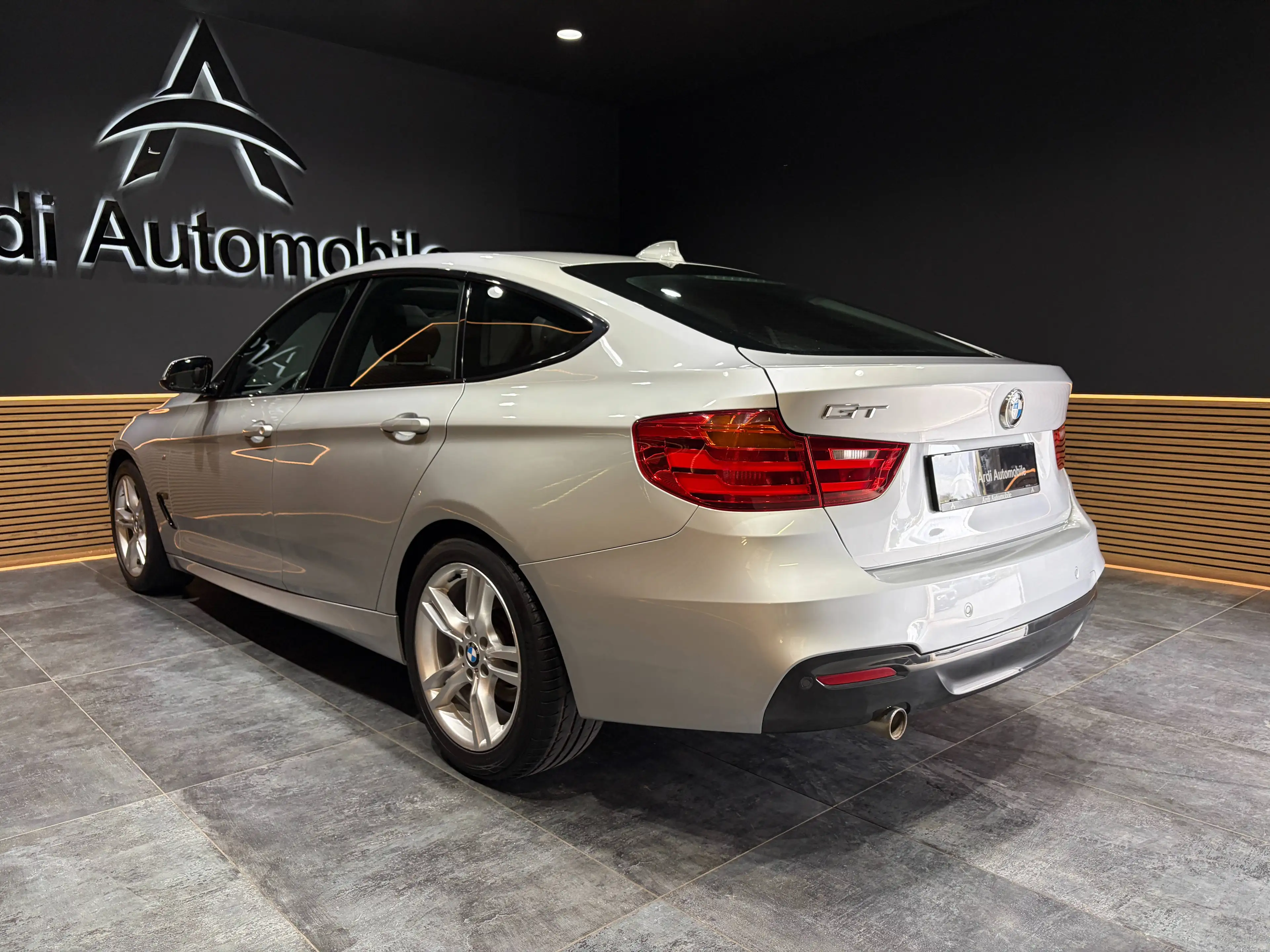 BMW 318 dA Gran Turismo *PACK M*TOIT OUV+PANO*LED*1ER PROPRIO*GARANTIE — photo 9