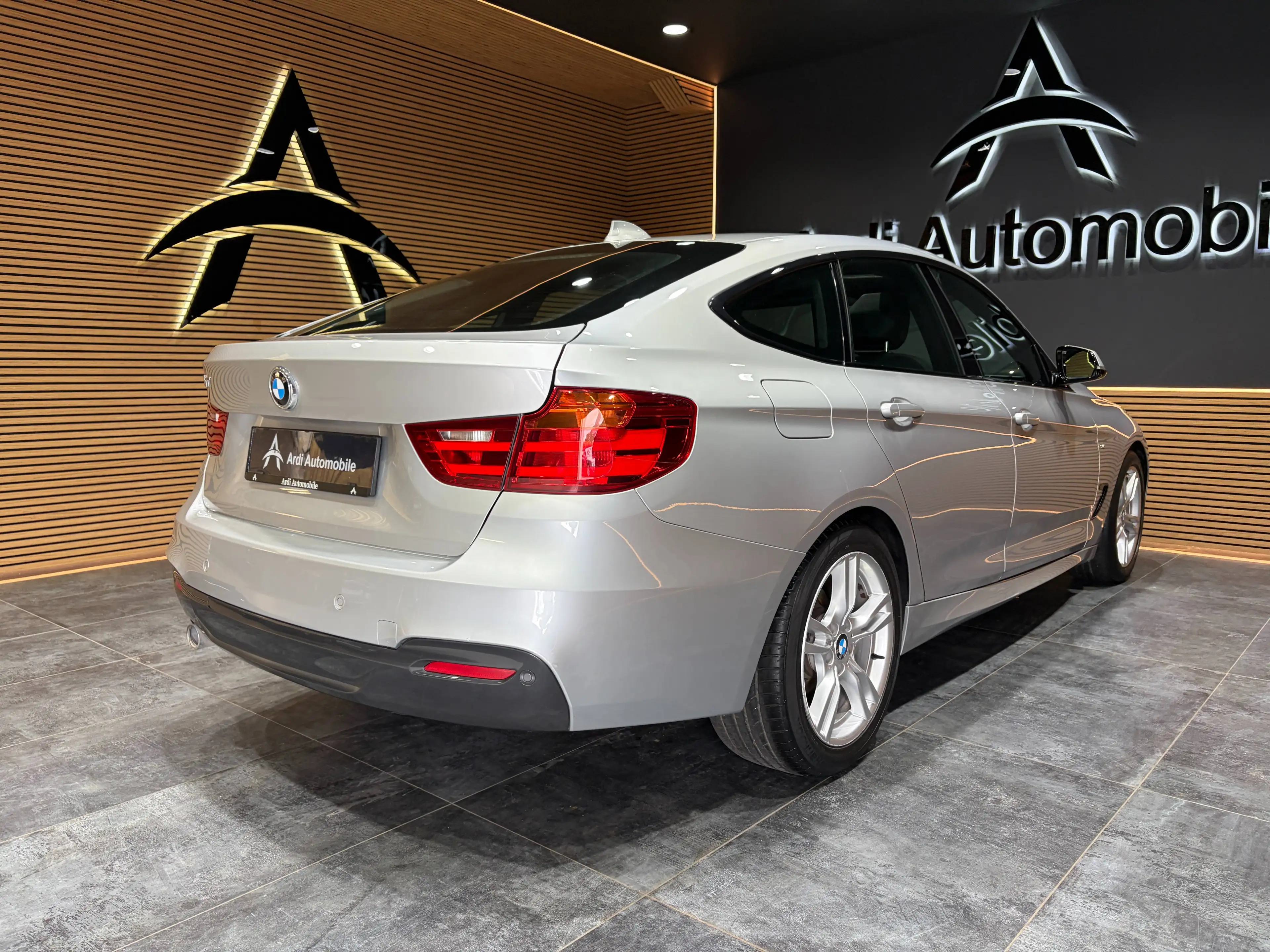 BMW 318 dA Gran Turismo *PACK M*TOIT OUV+PANO*LED*1ER PROPRIO*GARANTIE — photo 4