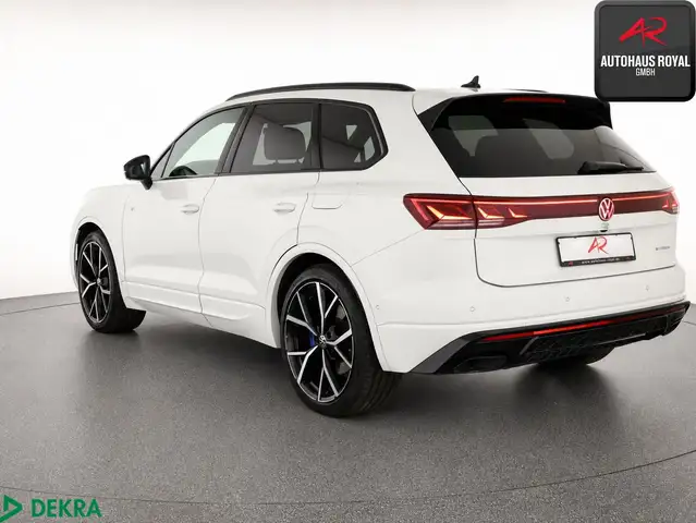 Volkswagen Touareg view 3