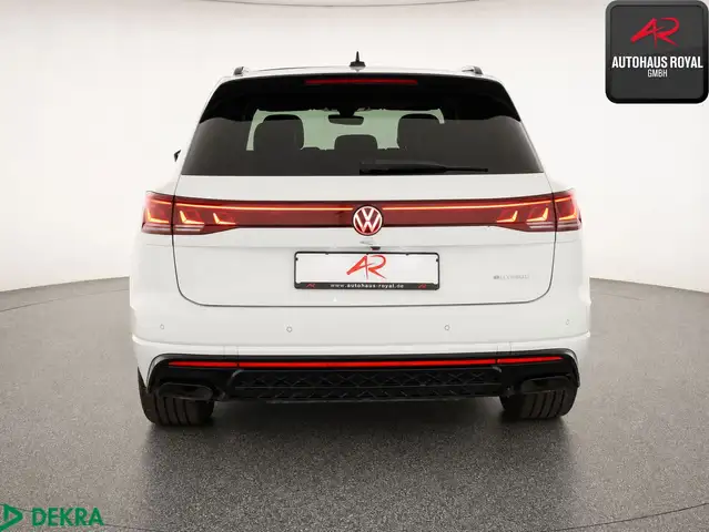 Volkswagen Touareg view 4