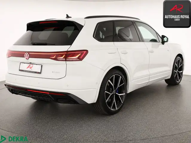 Volkswagen Touareg view 5