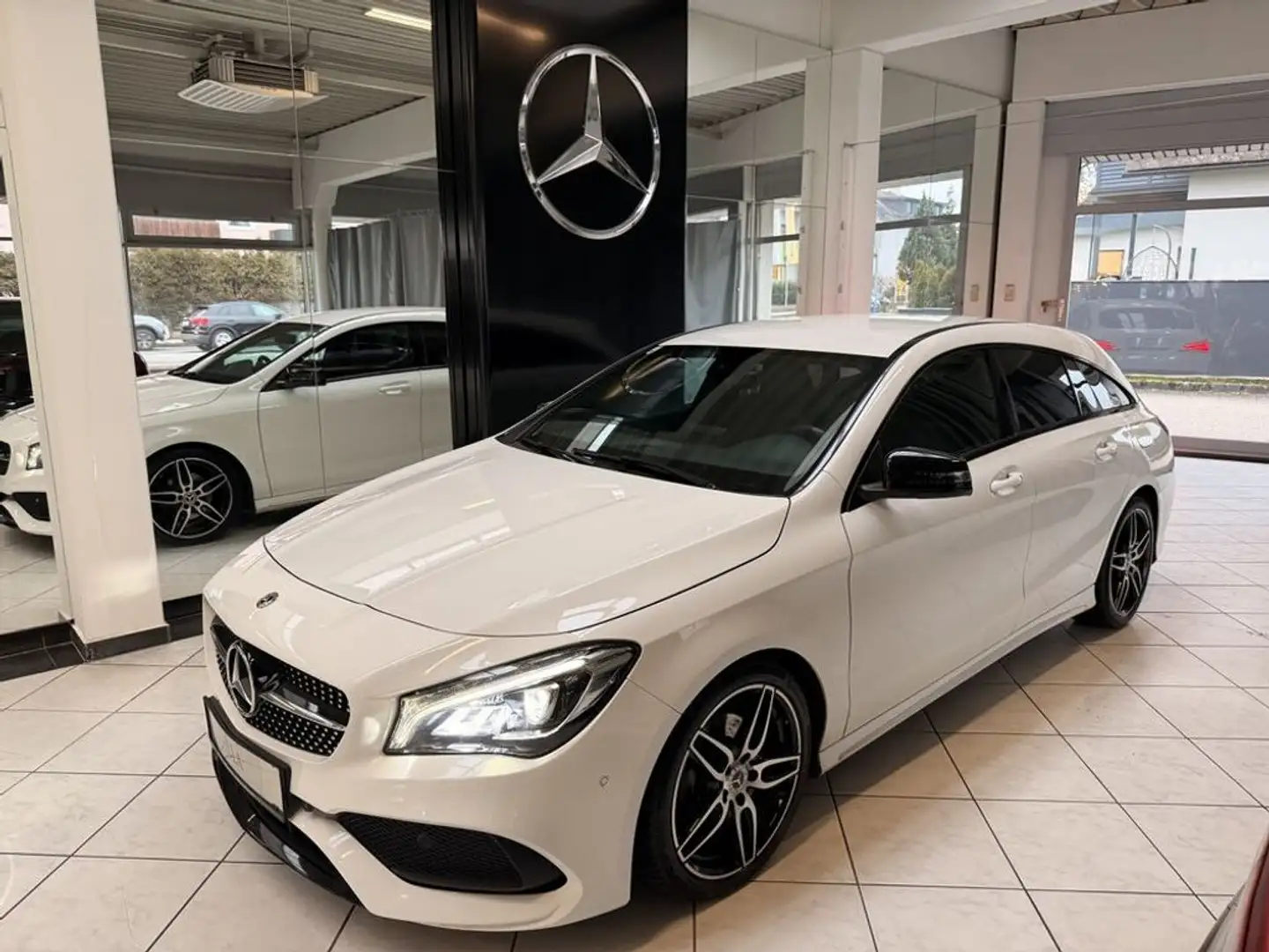 Mercedes-Benz CLA 200 d SB AMG-Styling LED Weiß - 1