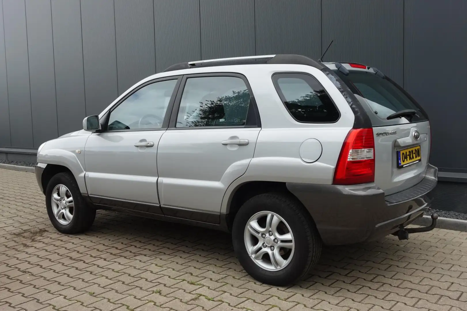 Kia Sportage 2.0 CVVT Executive Gris - 2