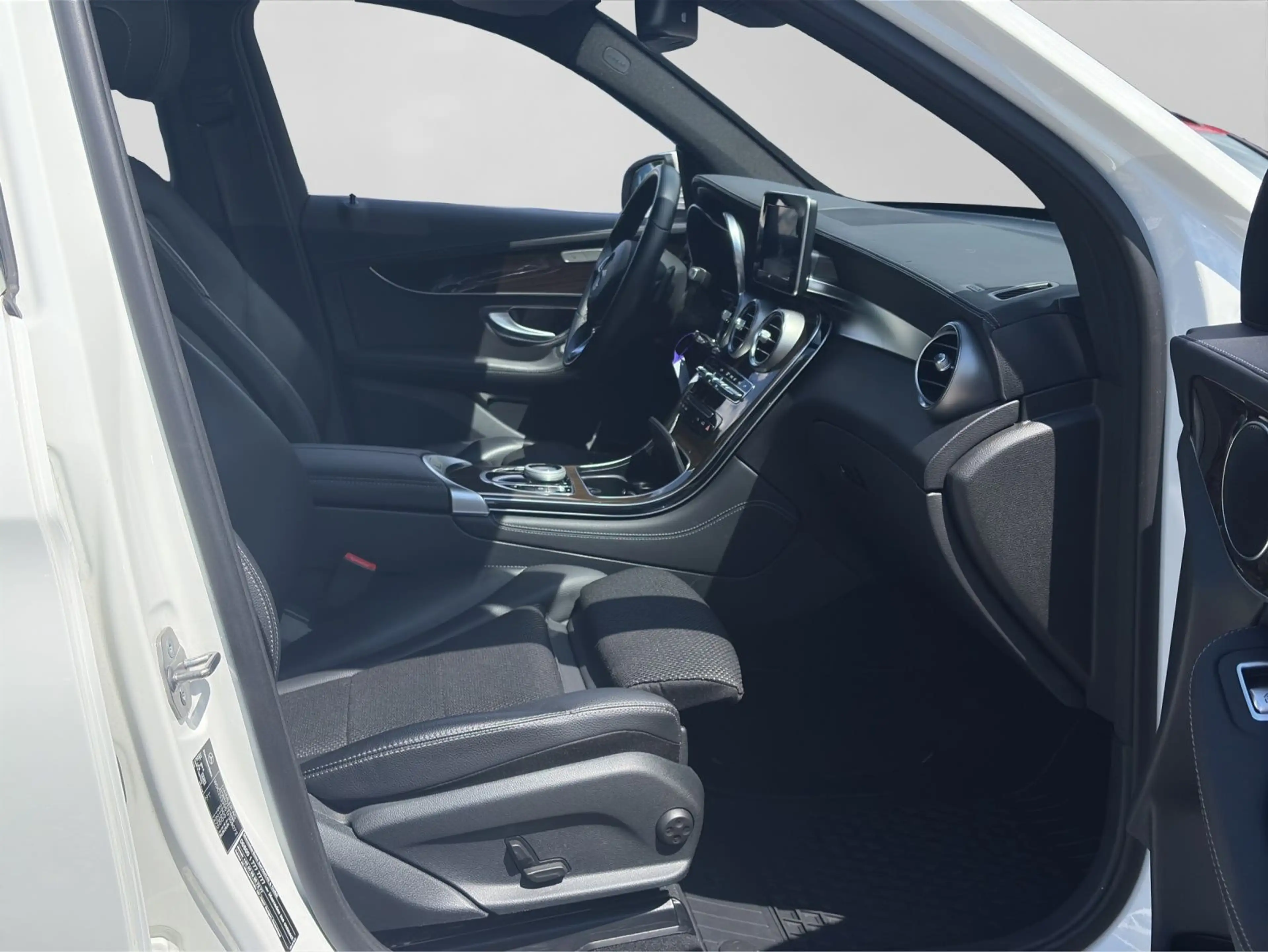 Mercedes-Benz GLC 220 d 4 Matic EXCLUSIVE AHK PANO LED — photo 4