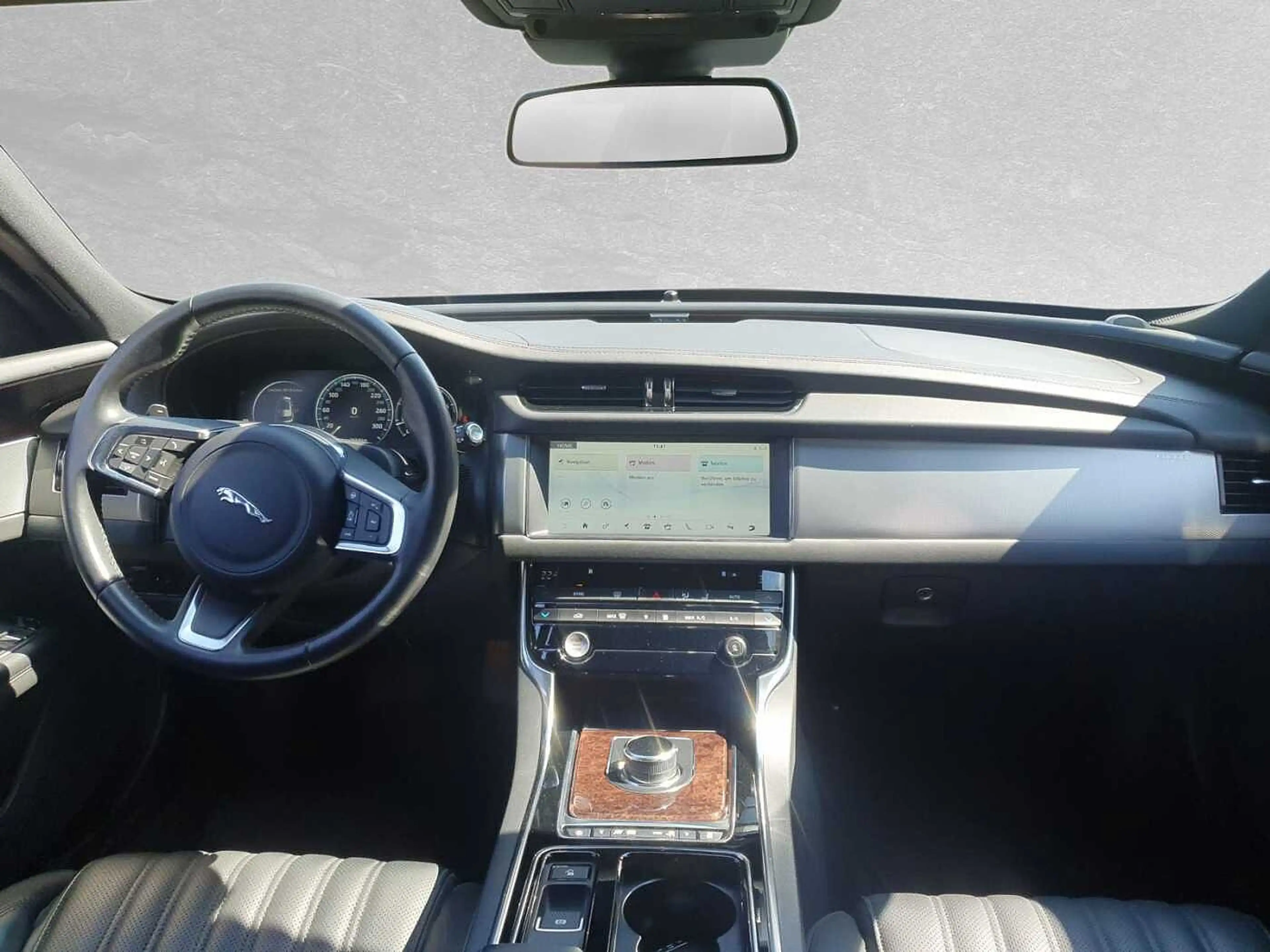 Jaguar XF 25t Sportbrake Portfolio — photo 4