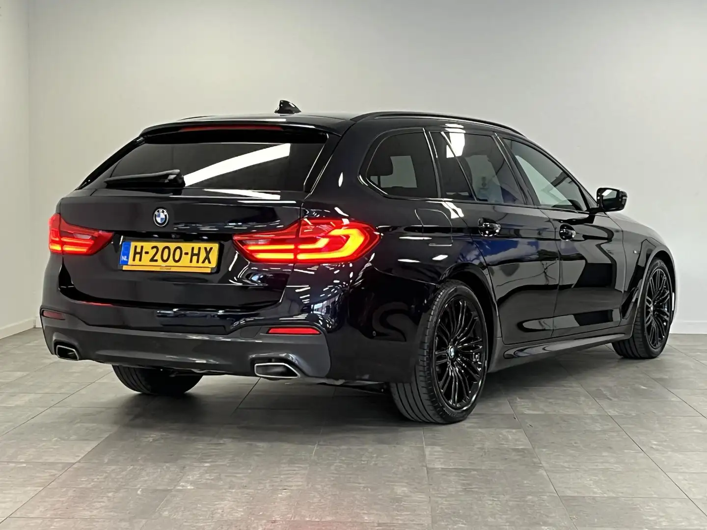 BMW 520 5-serie Touring 520i High Executive M-sport | TREK Noir - 2