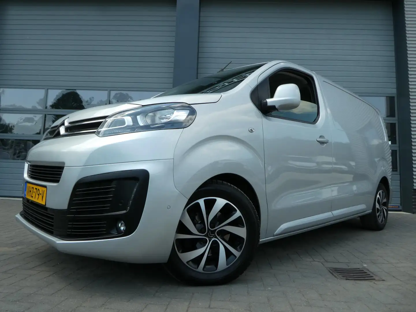 Citroen Jumpy 2.0 BlueHDI 180 pk L2H1 automaat /airco /navigatie Grijs - 2