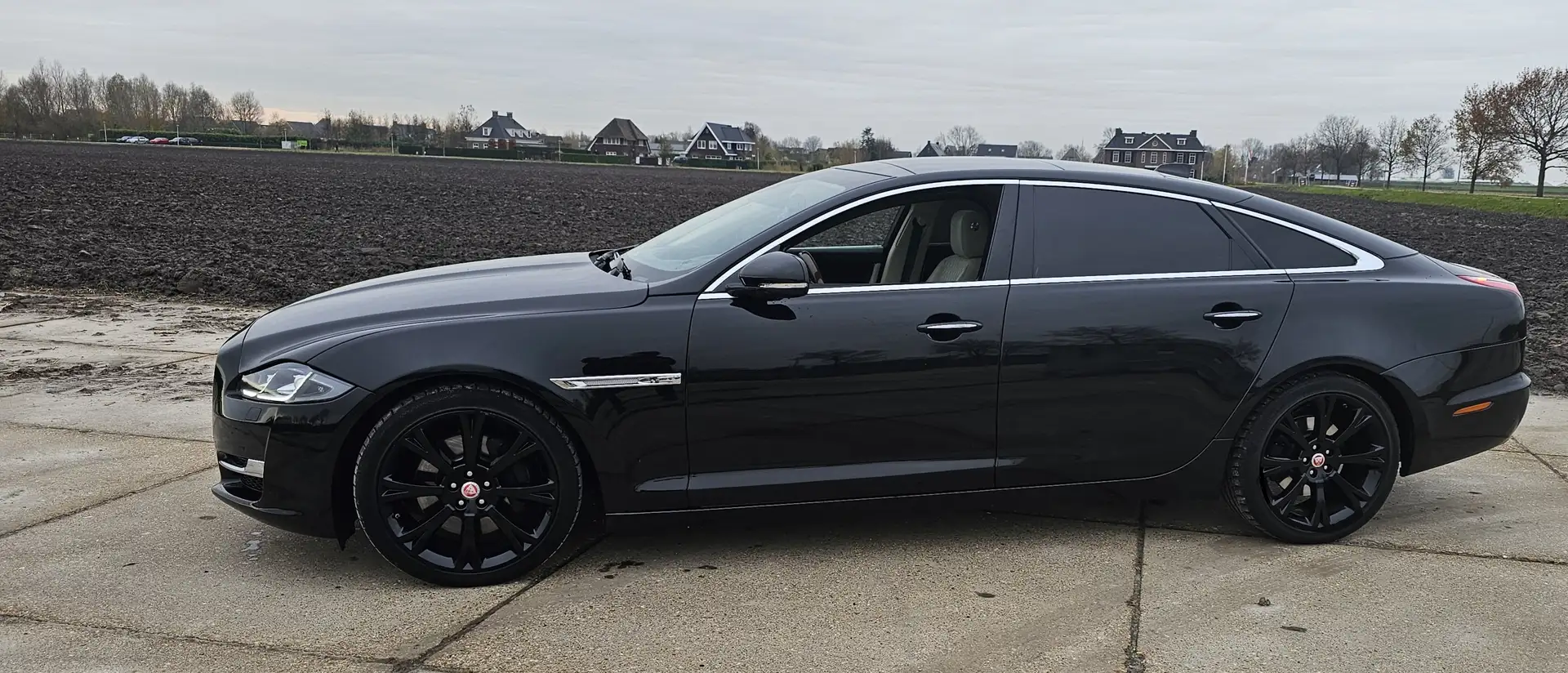 Jaguar XJ XJ 3.0 V6 SC AWD Portfolio Long wheelbase! Zwart - 1