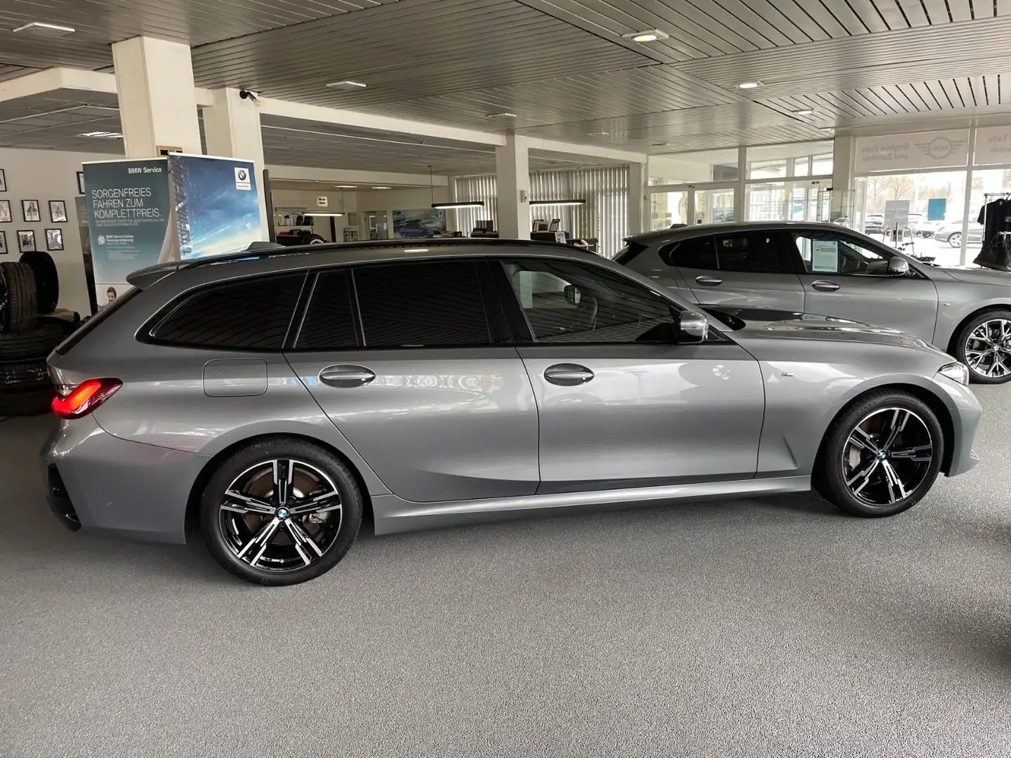 BMW 330 ix M-Sport LED Cam Navi ACC AHK PANO Sensatec Grau - 1