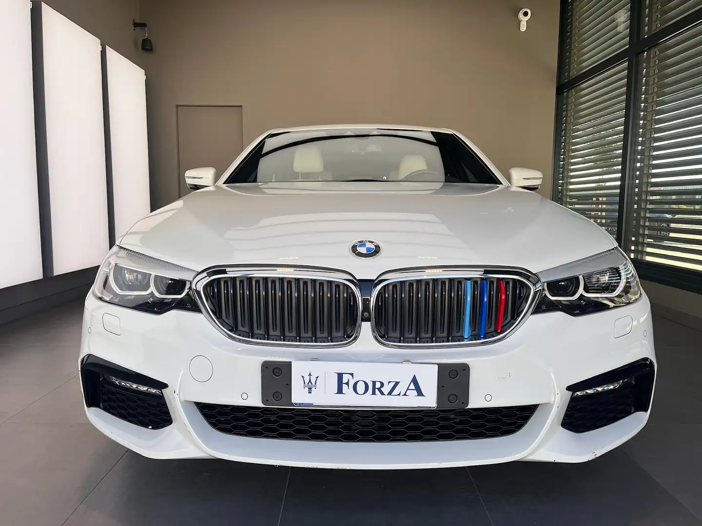BMW 530 Serie 5 G30 2017 Berlina 530e Msport auto M Plugin Wit - 2