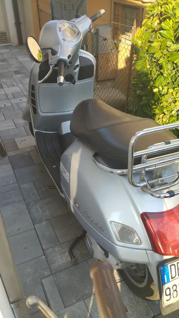 Piaggio GTS 250 srebrna - 2