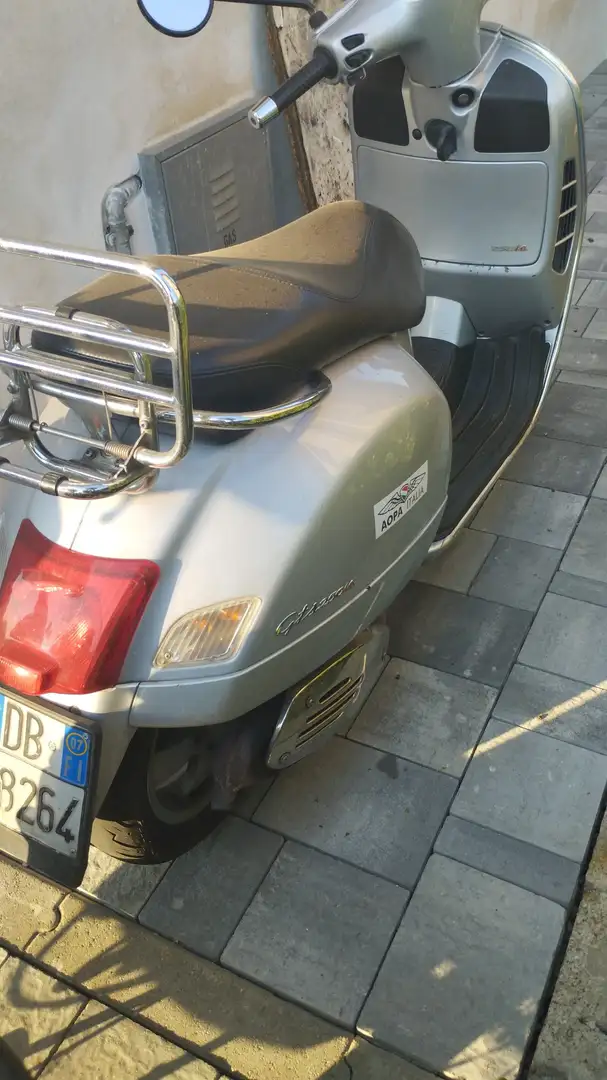 Piaggio GTS 250 srebrna - 1