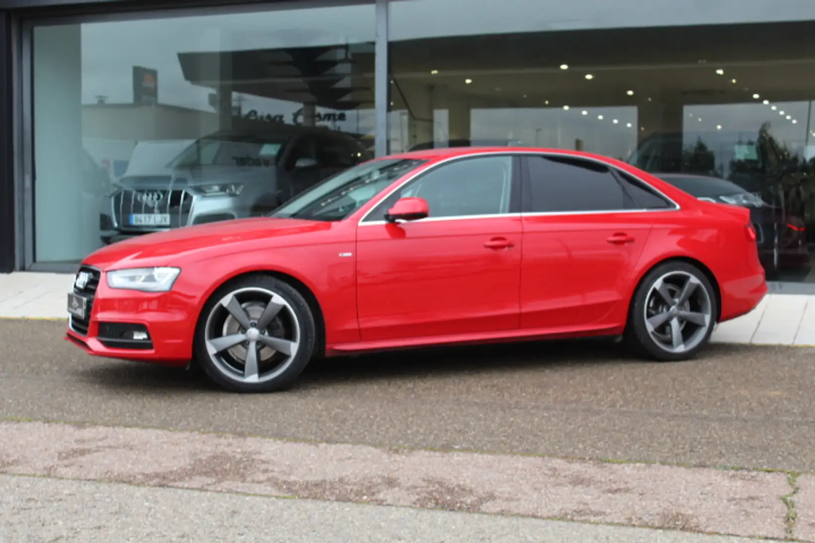 Audi A4 2.0TDI CD 150 S line edition Rouge - 2