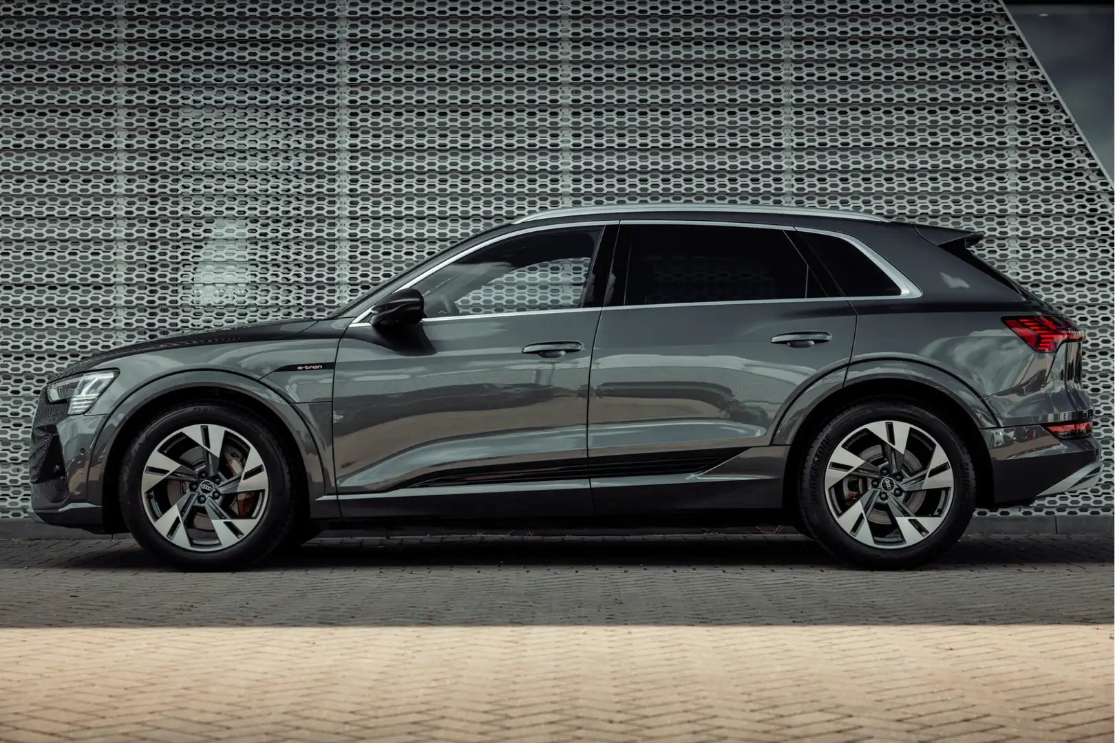 Audi e-tron 50 quattro S edition 71 kWh | Panoramadak | Head U Grijs - 2