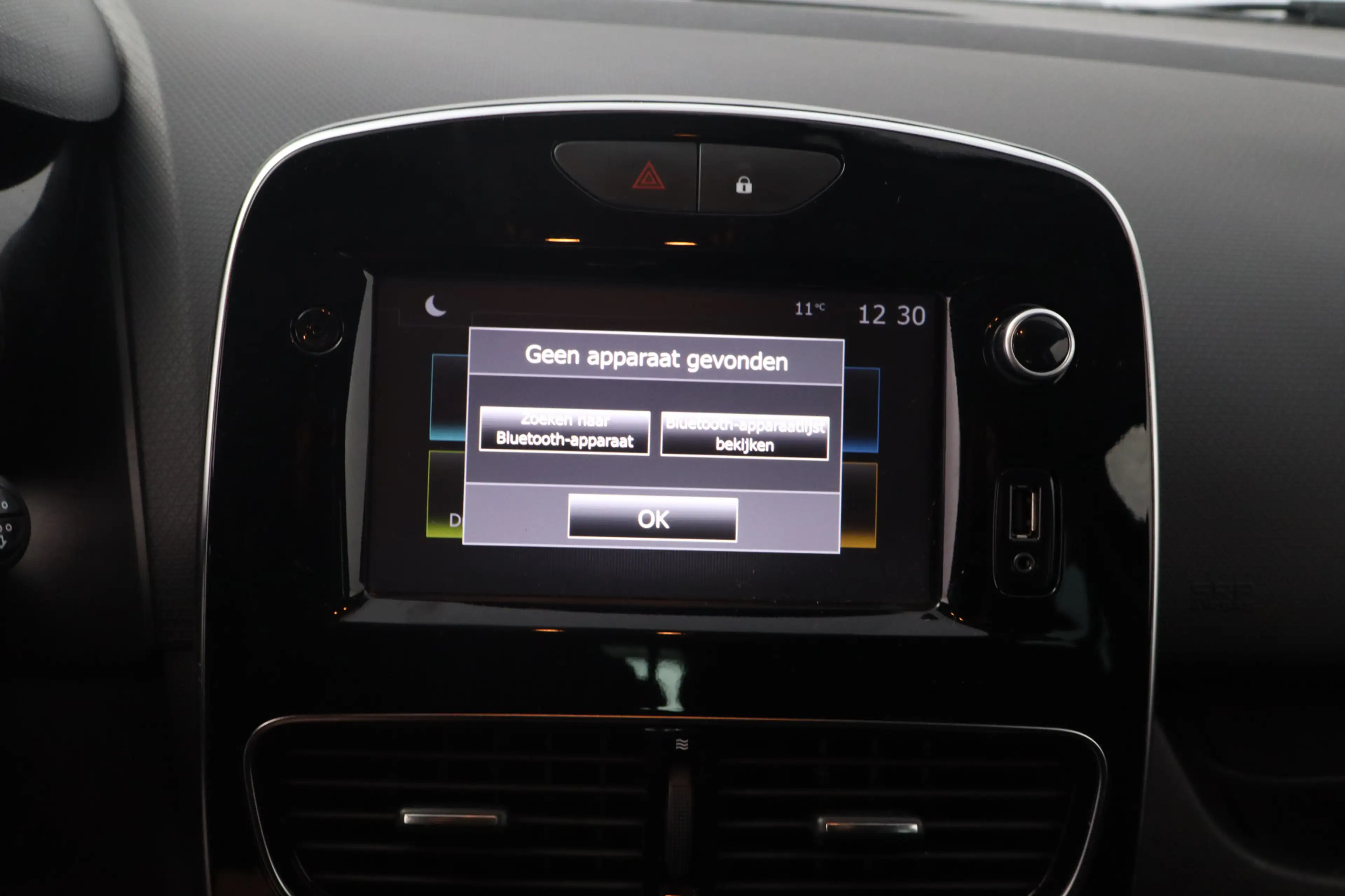 Renault Clio 0.9 TCe Limited/ Keyless/ Navi/ Apple + Android/ D — photo 32