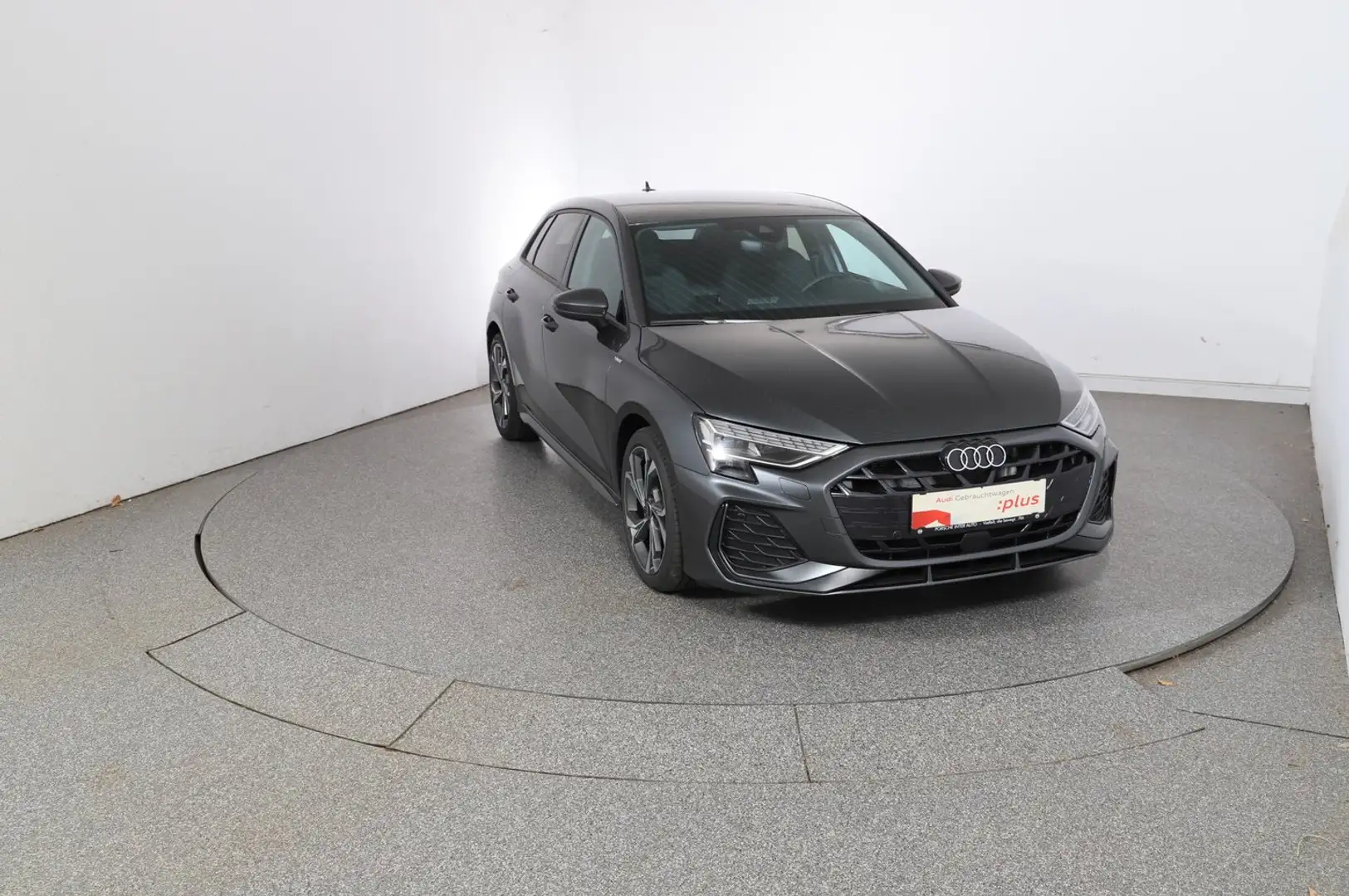 Audi A3 30 TFSI S line Grijs - 2