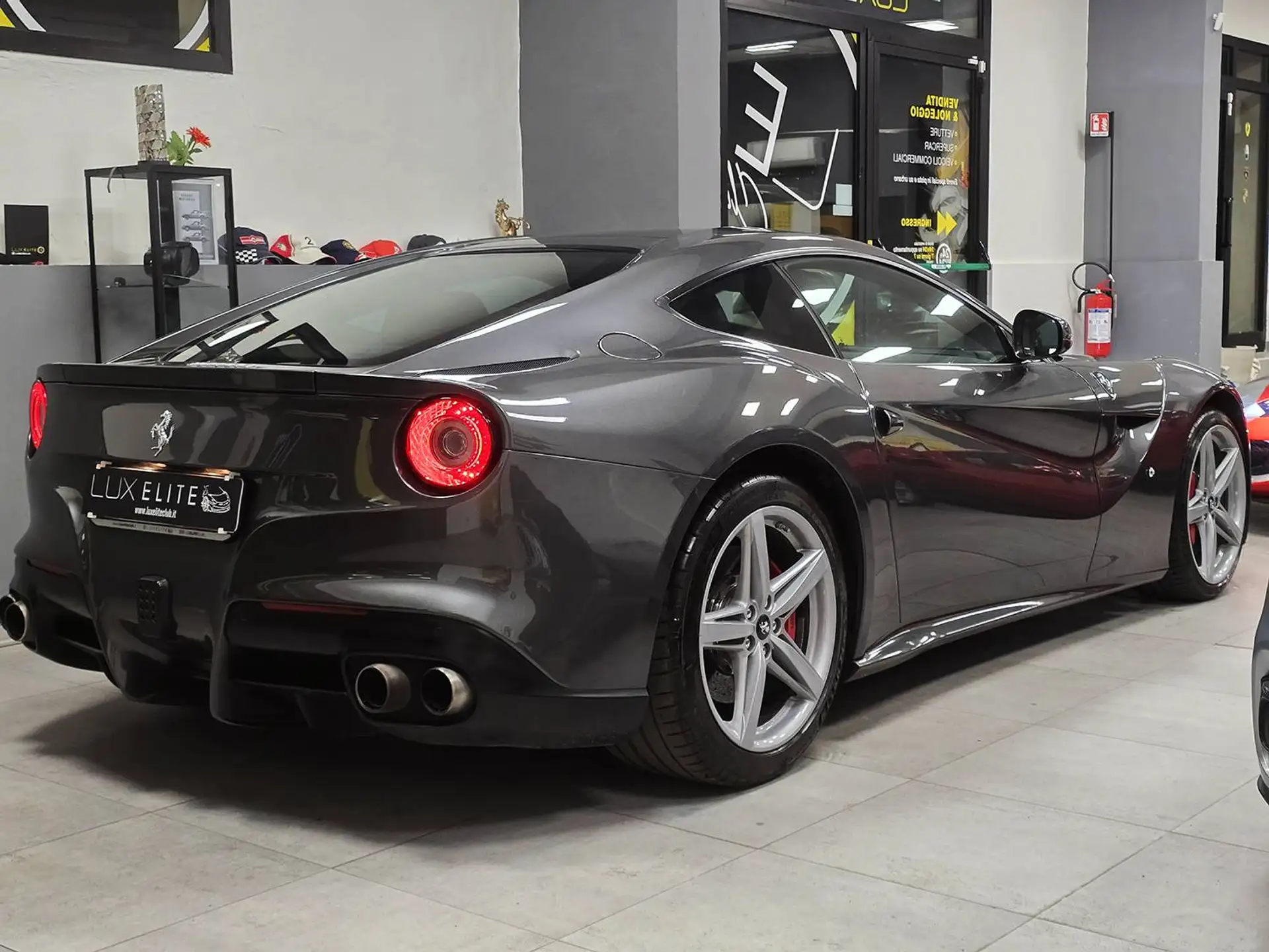 페라리 F12 베를리네타 2013 건메탈 사진 6